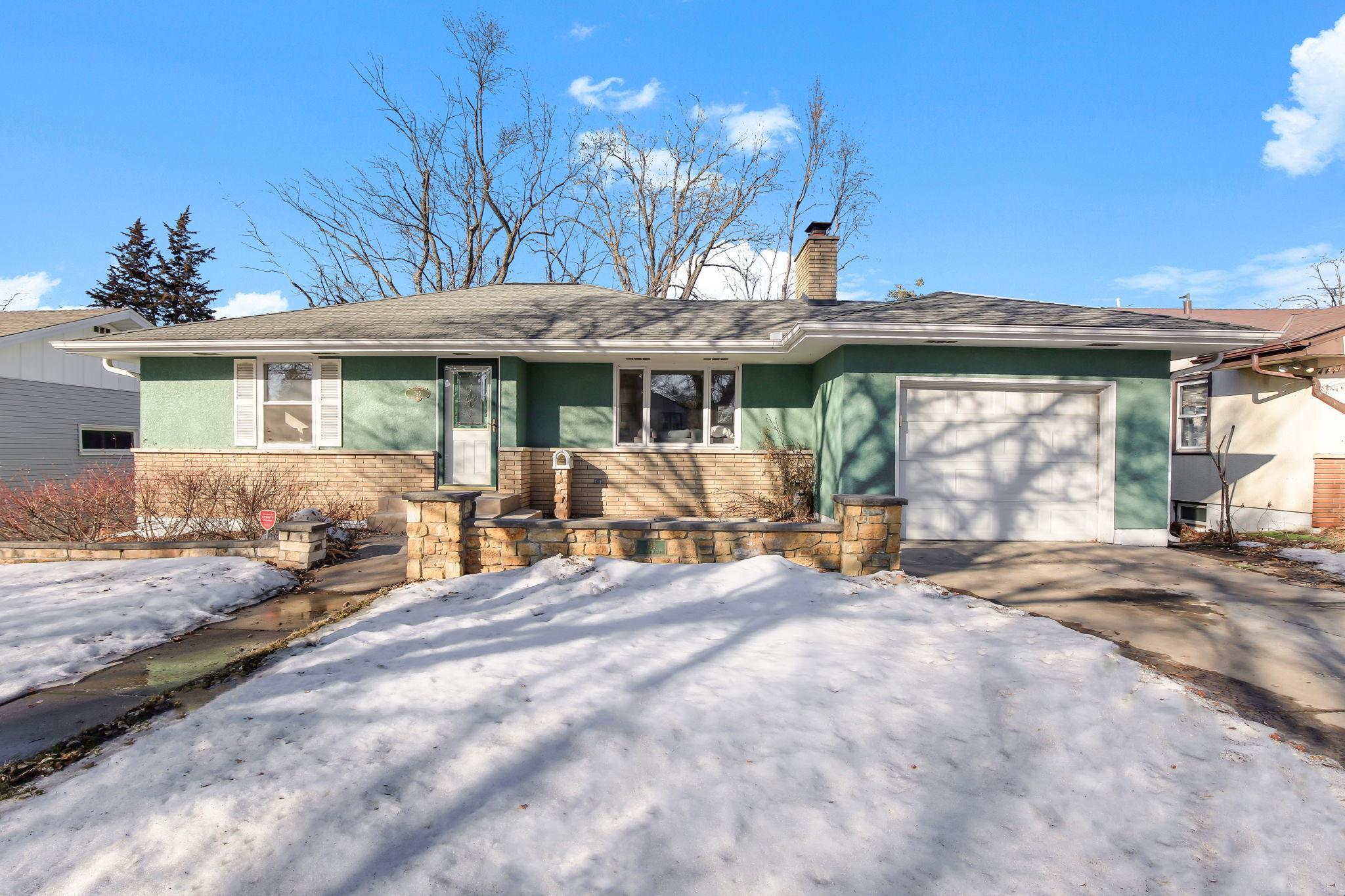 795 Hyacinth Avenue E, Saint Paul MN 55106