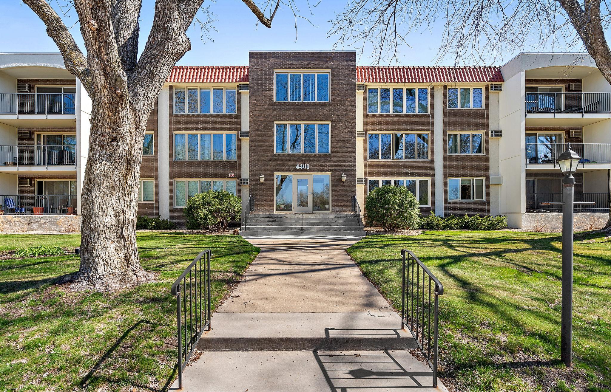 4401 Parklawn Avenue Unit 301W, Edina MN 55435