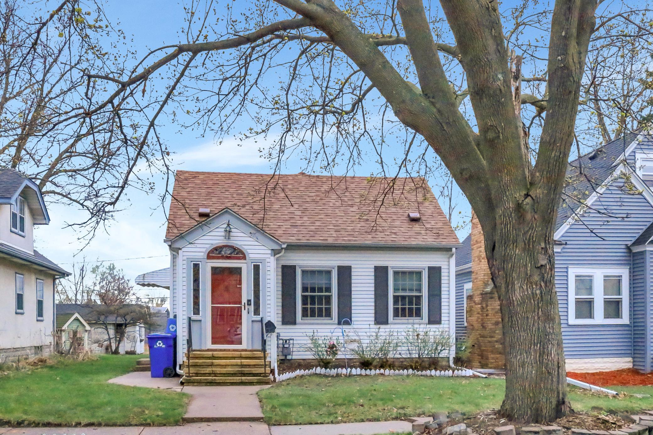 736 Cottage Avenue E, Saint Paul MN 55106