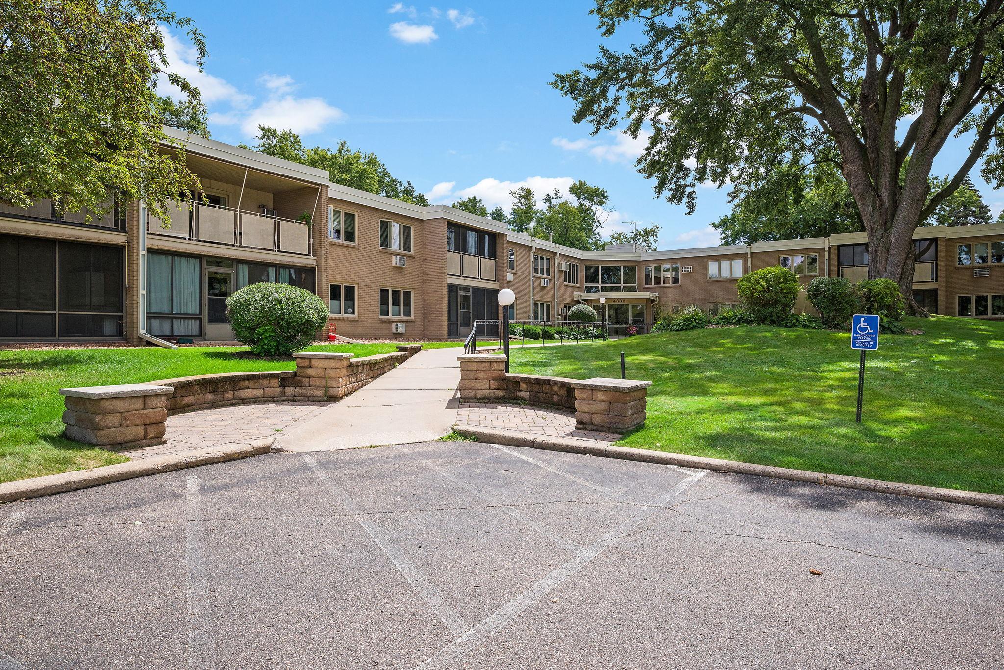 4380 Brookside Court Unit 205, Edina MN 55436