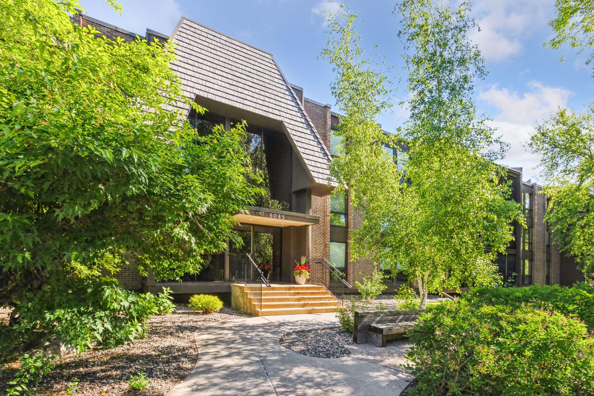 6085 Lincoln Drive Unit 214, Edina MN 55436