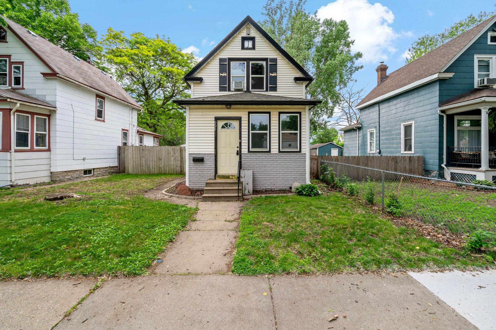 996 Charles Avenue, Saint Paul MN 55104