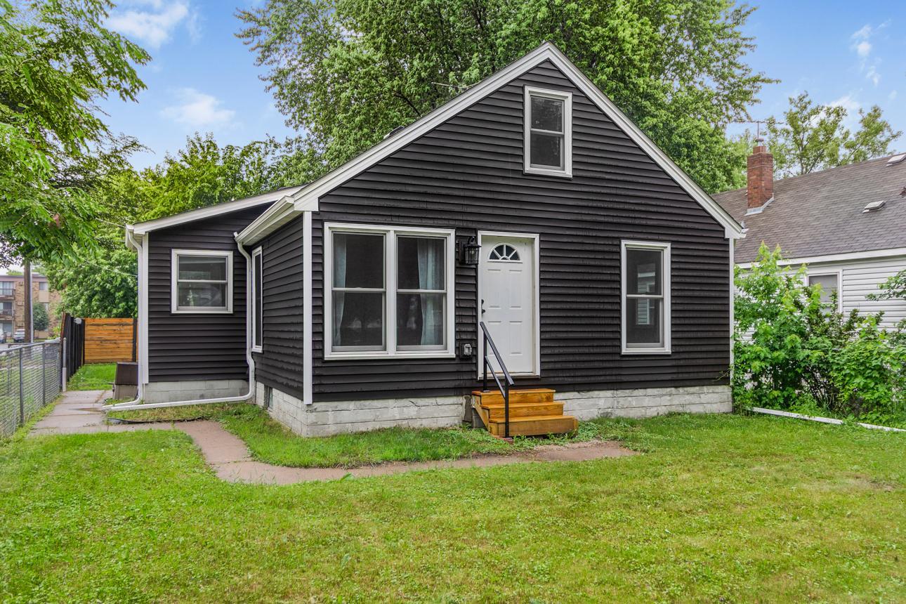 87 Wheelock Parkway W, Saint Paul MN 55117