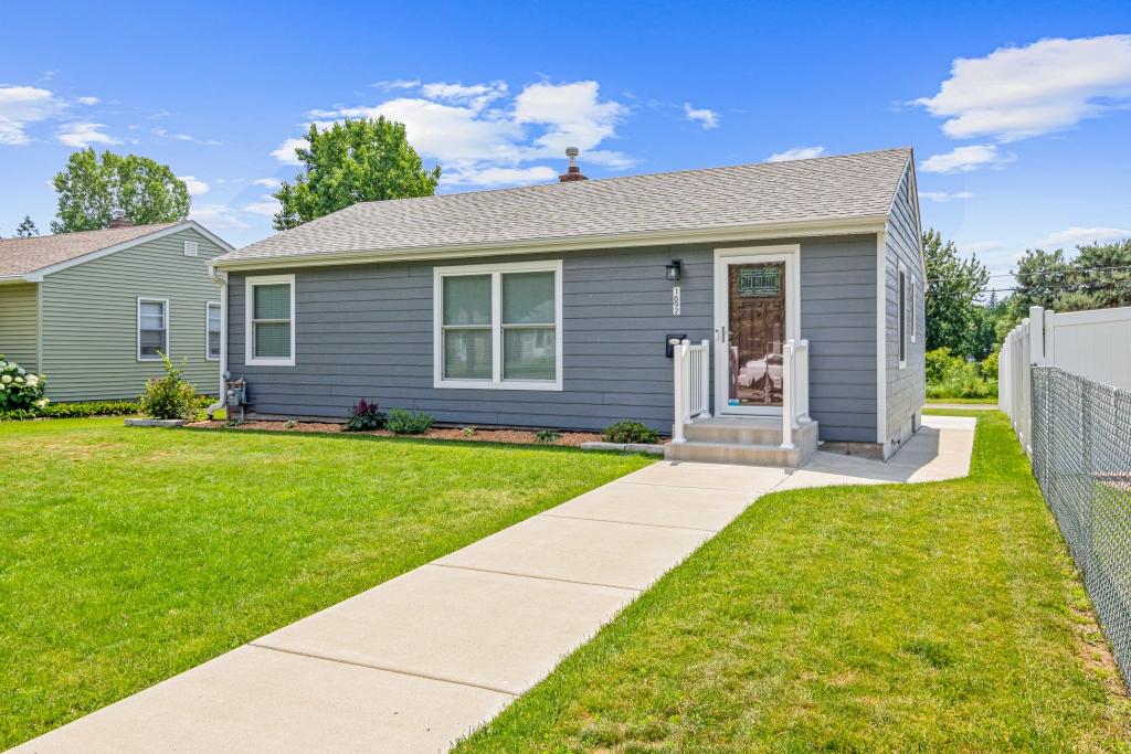 1692 Iowa Avenue E, Saint Paul MN 55106