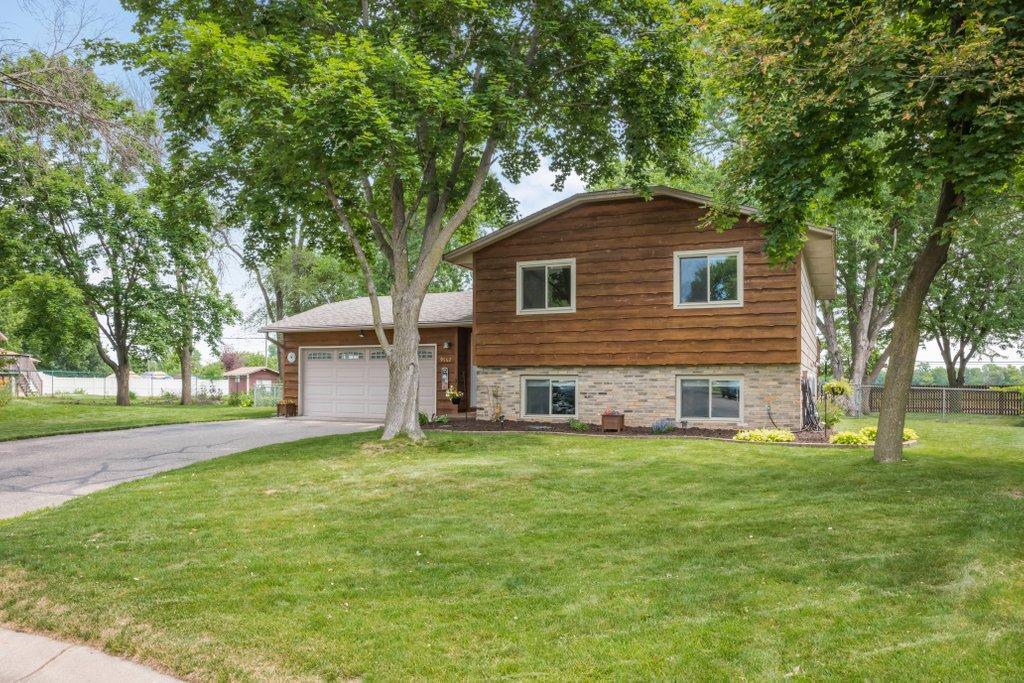 9562 99th Avenue N, Maple Grove MN 55369