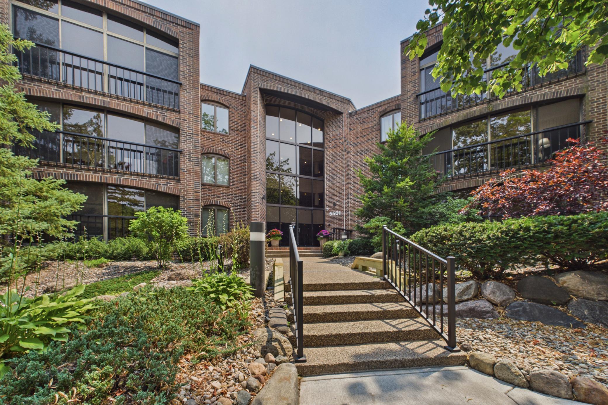 5501 Dewey Hill Road Unit 322, Edina MN 55439