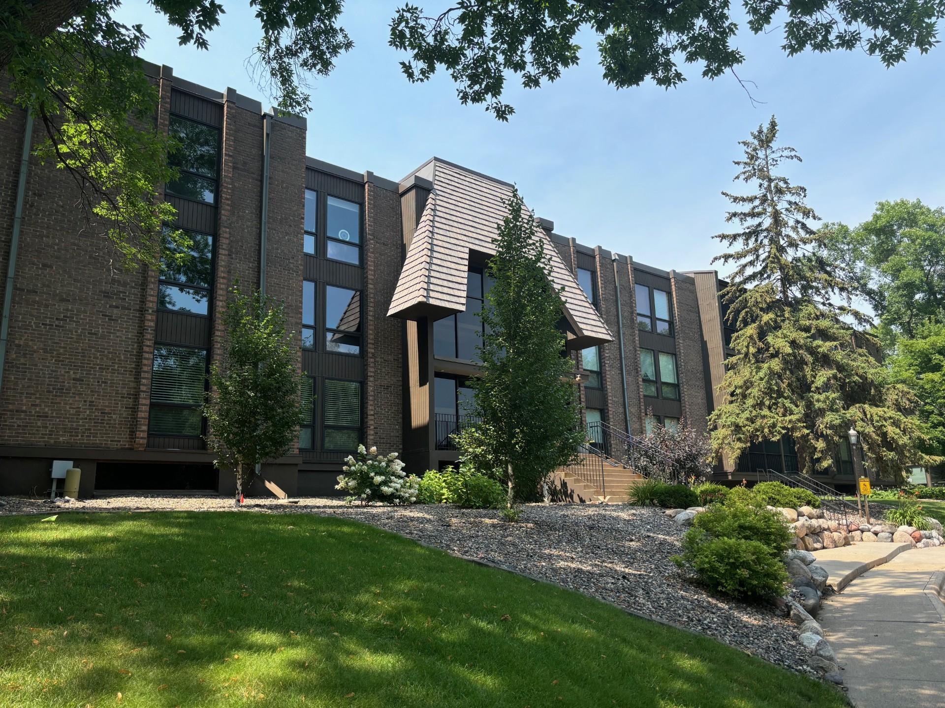 6075 Lincoln Drive Unit 201, Edina MN 55436