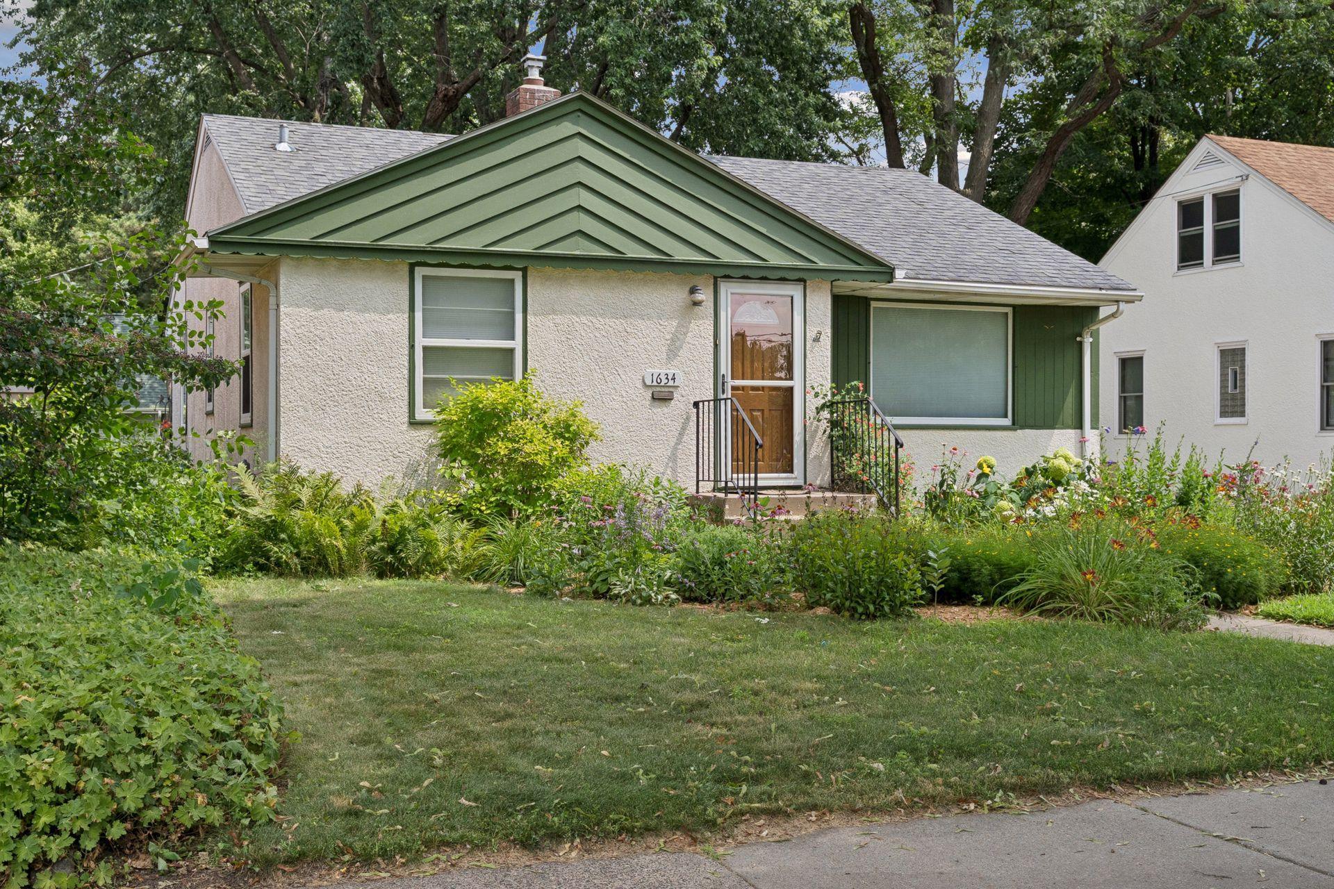 1634 Victoria Street N, Saint Paul MN 55117