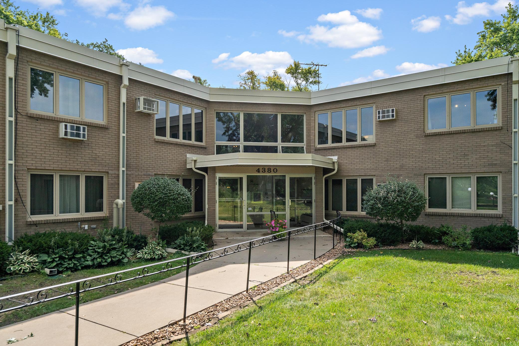 4380 Brookside Court Unit 214, Edina MN 55436