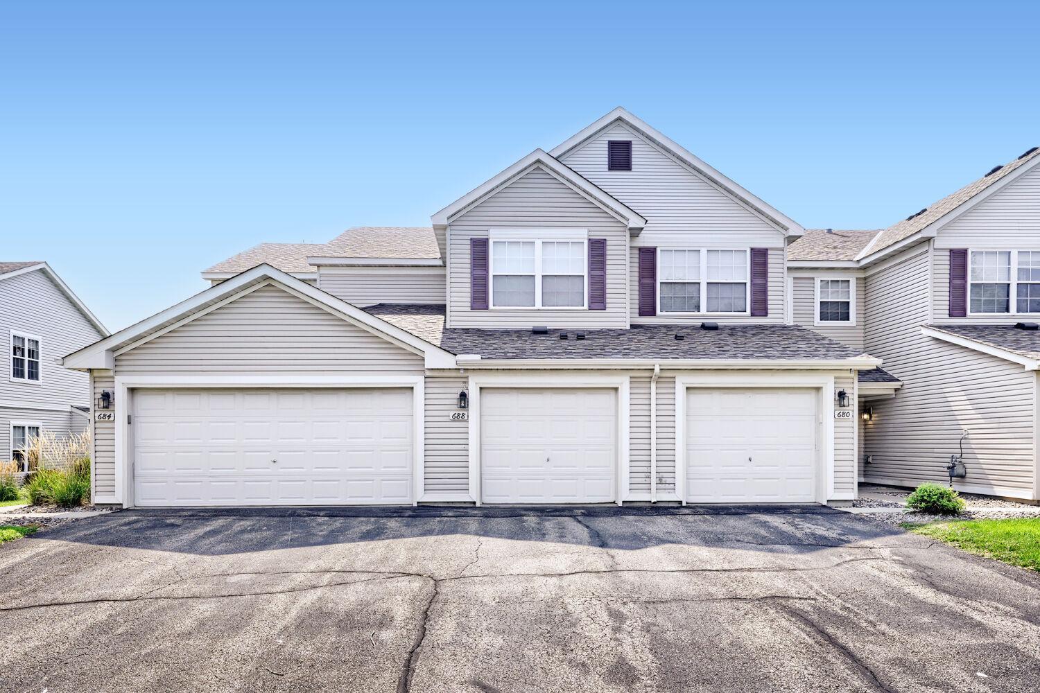 688 Cobblestone Way, Shakopee MN 55379
