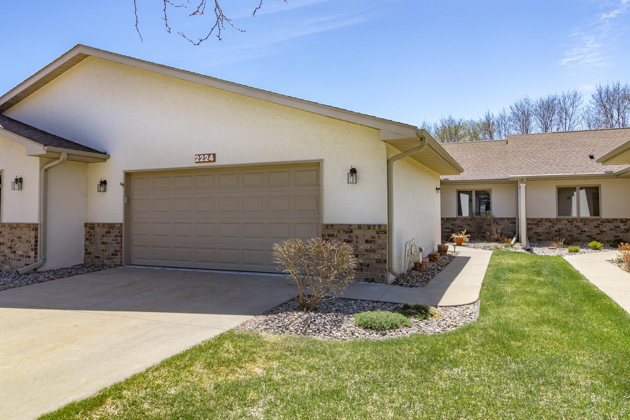 2224 Pinewood Drive, Shakopee MN 55379