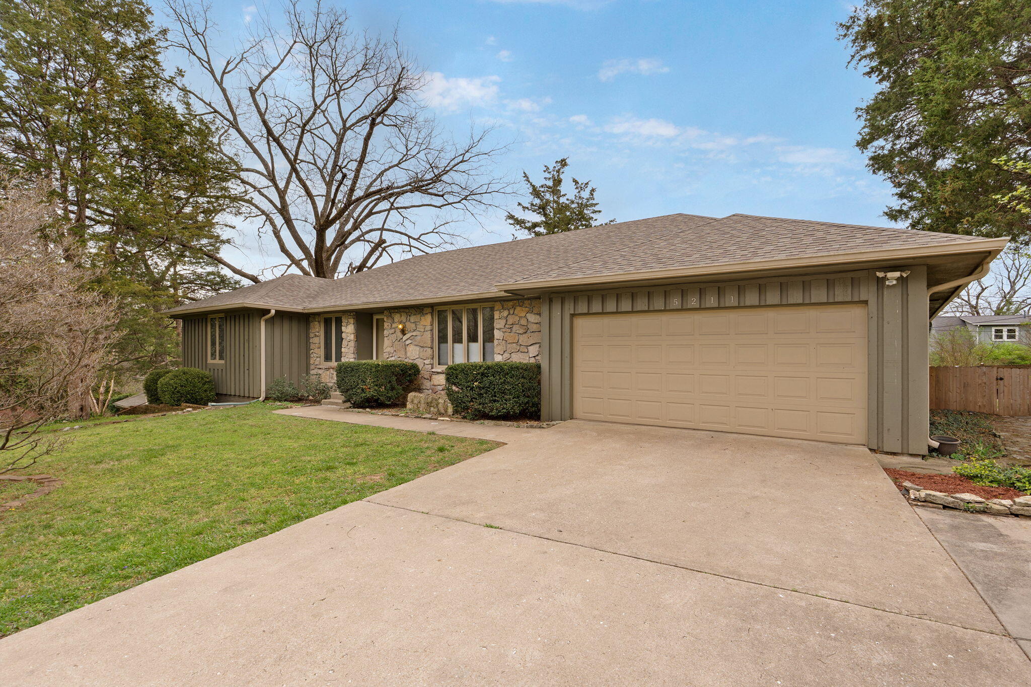 5211 S Timberlake Drive, Springfield MO 65804