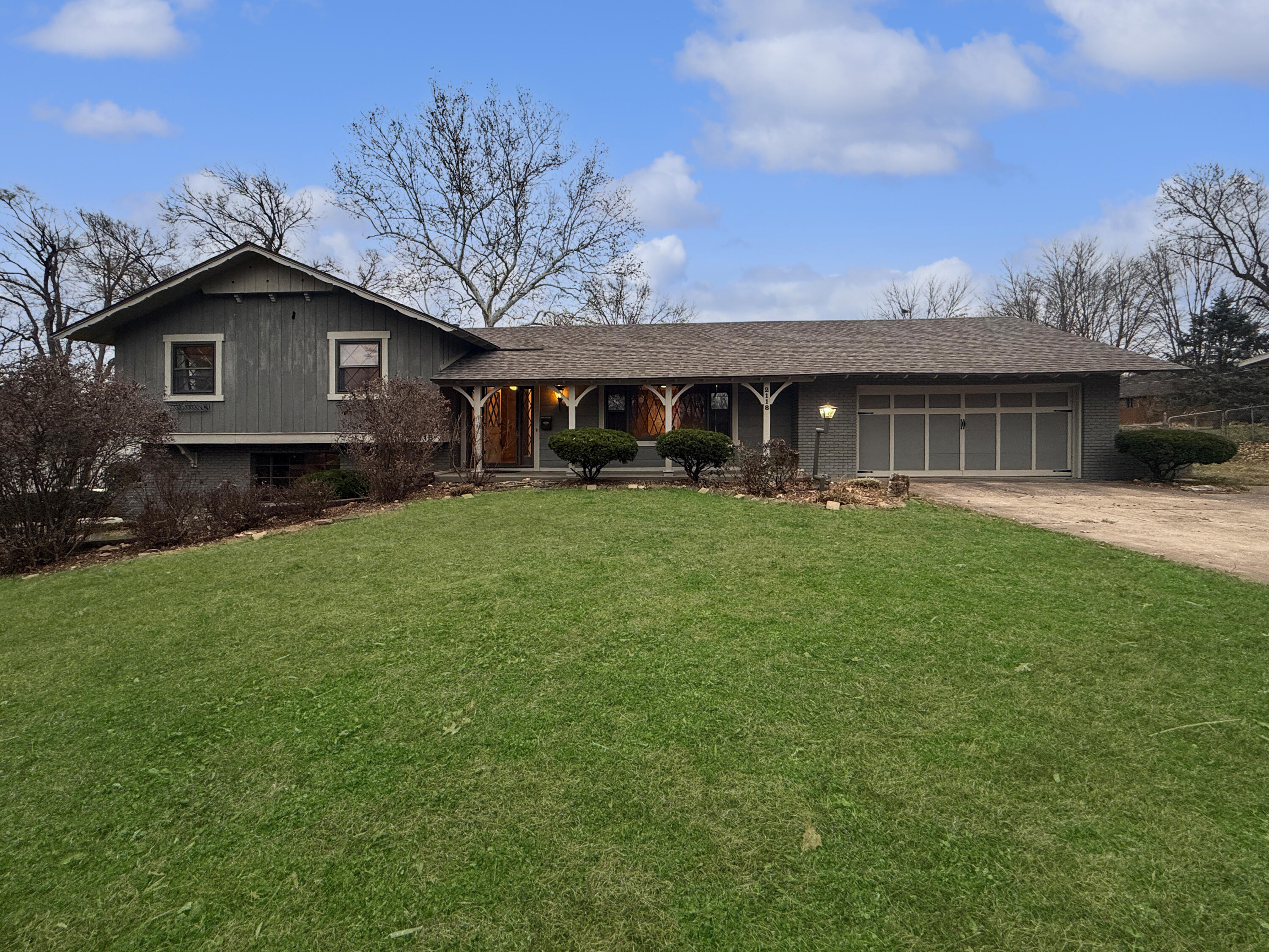 2118 S Catalina Avenue, Springfield MO 65804