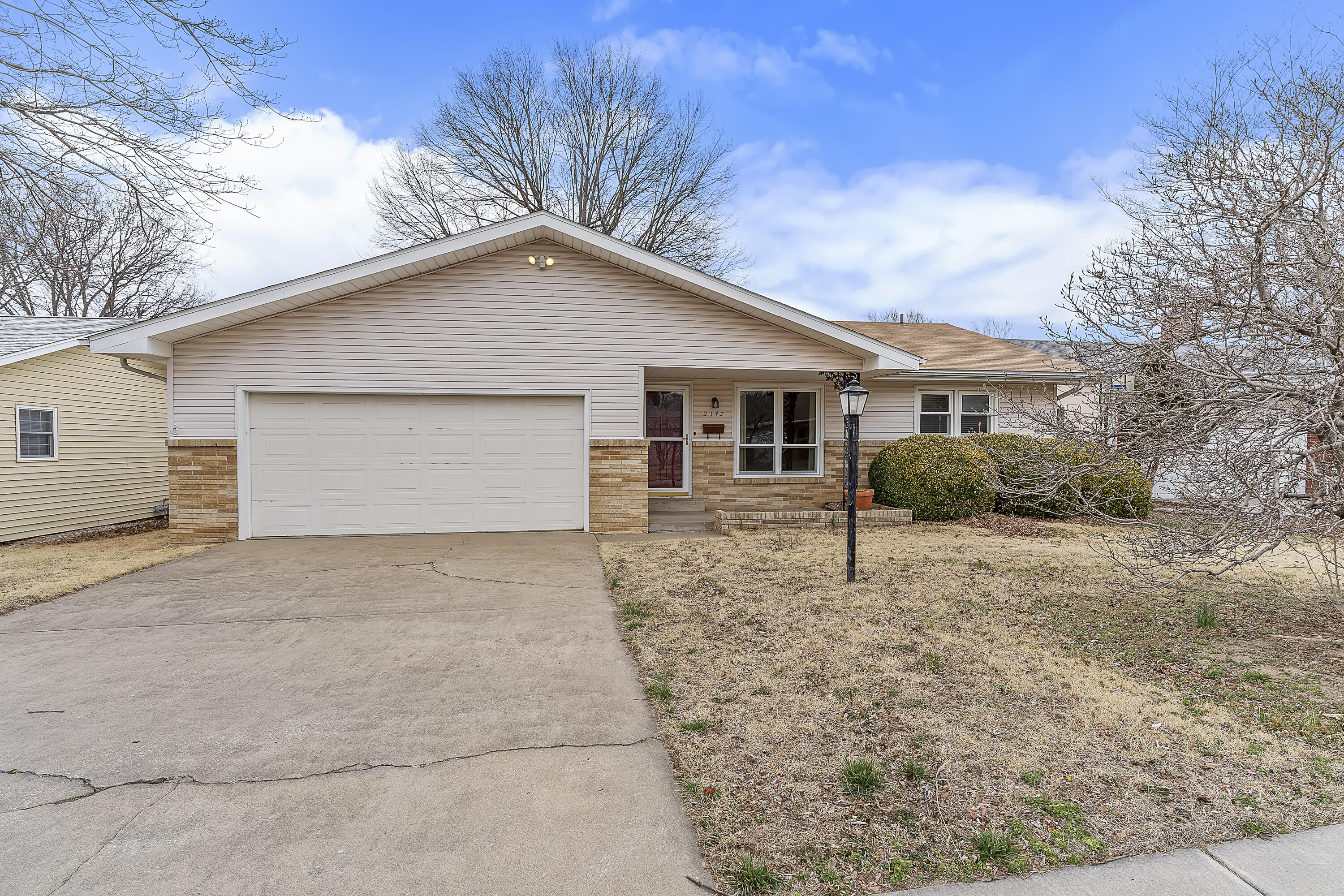 2143 E Madison Street, Springfield MO 65802