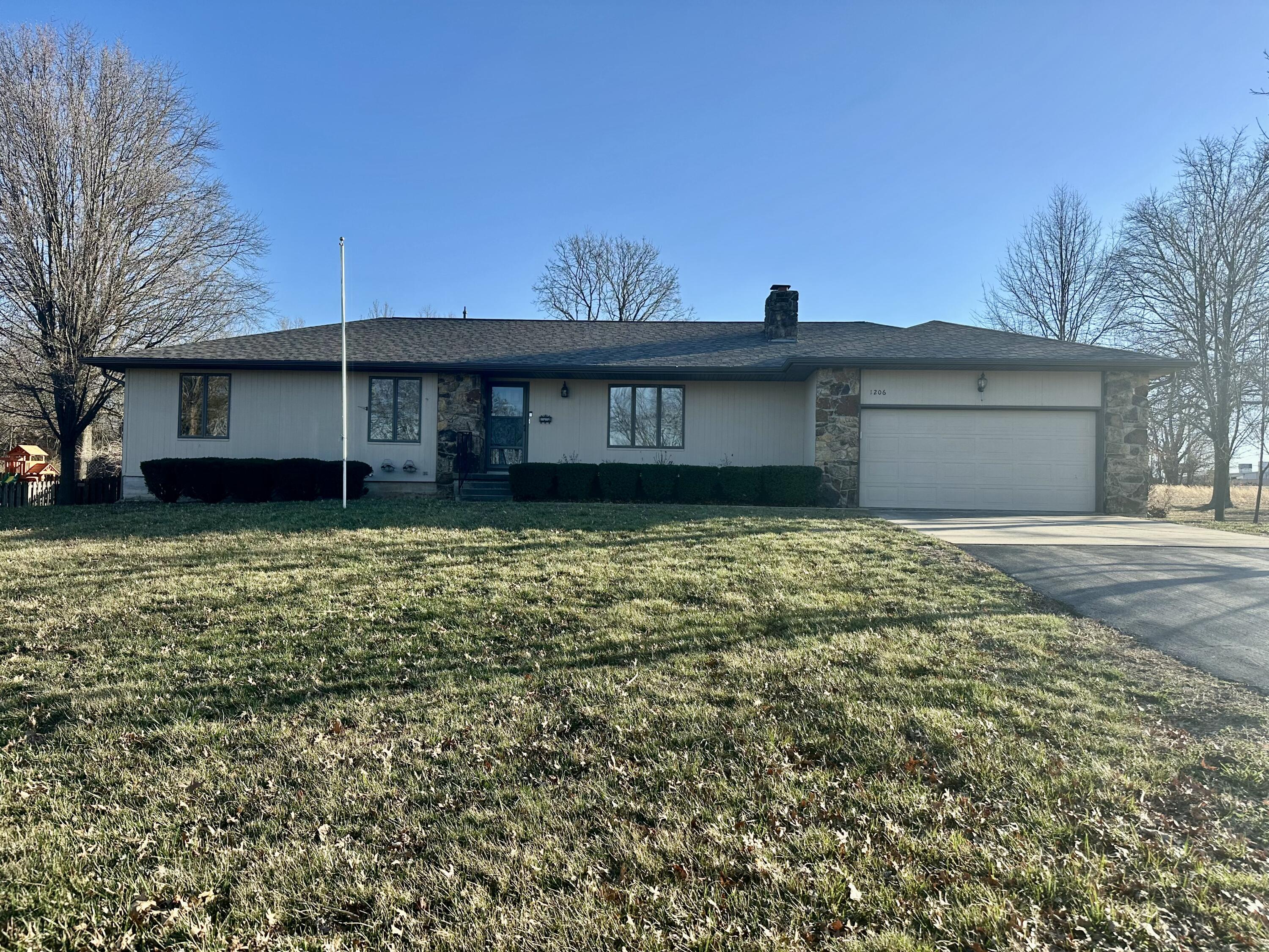 1206 Smith Avenue, Marshfield MO 65706