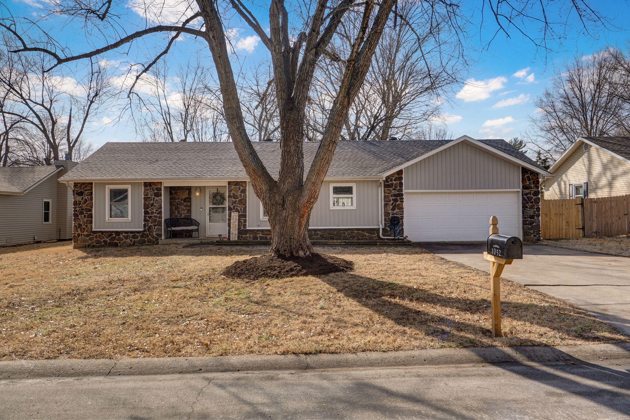 1052 E Oak Tree Lane, Springfield MO 65810
