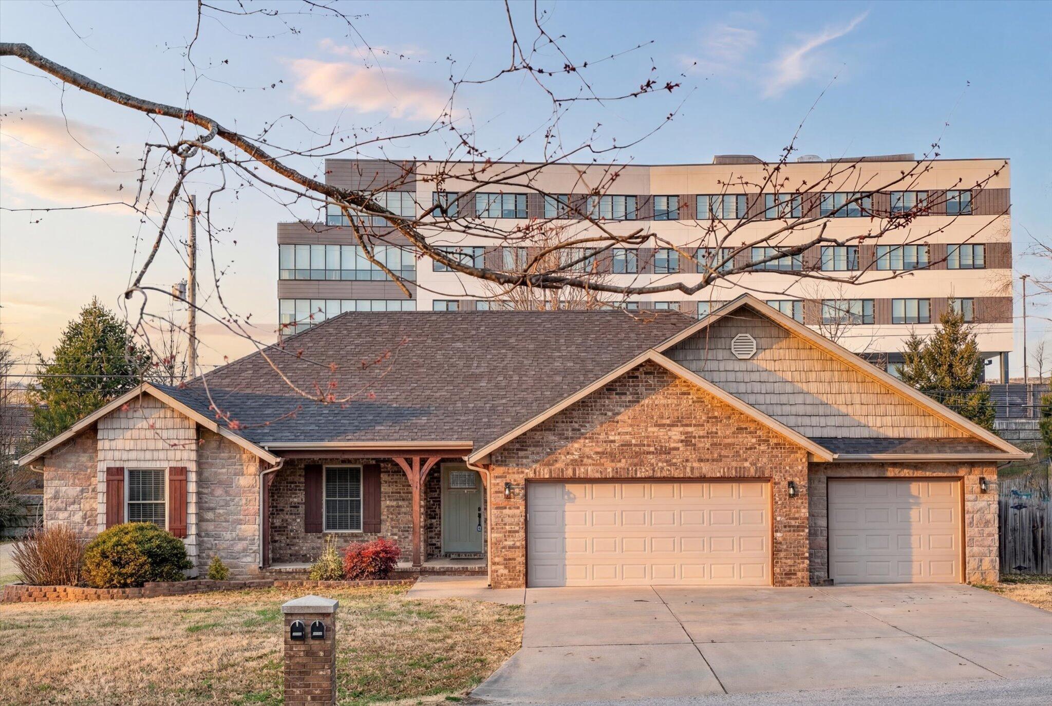 2207 E Lark Street, Springfield MO 65804