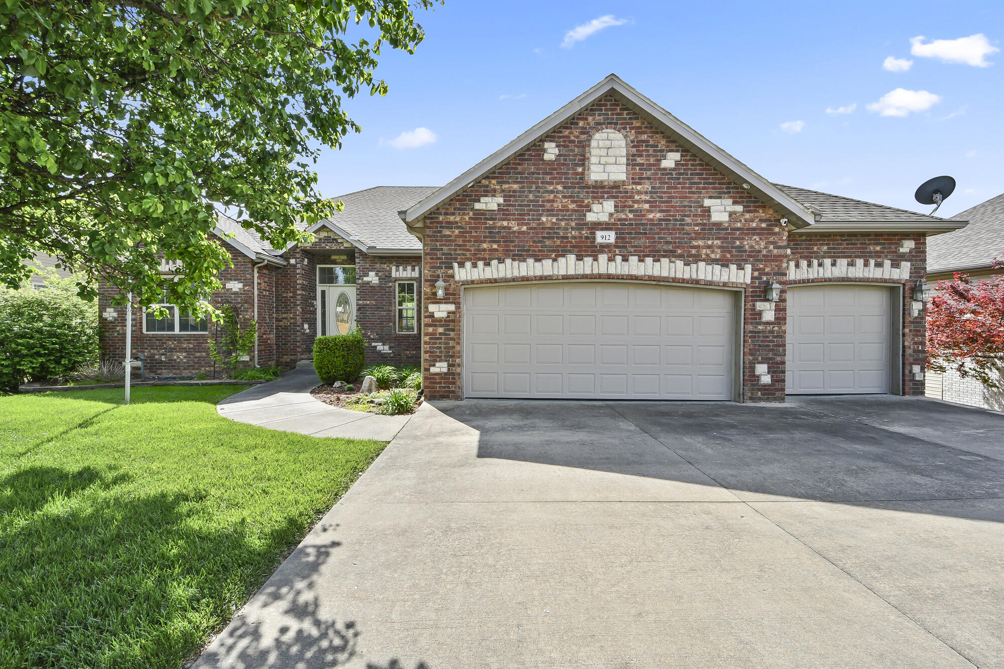 912 E Welch Street, Nixa MO 65714