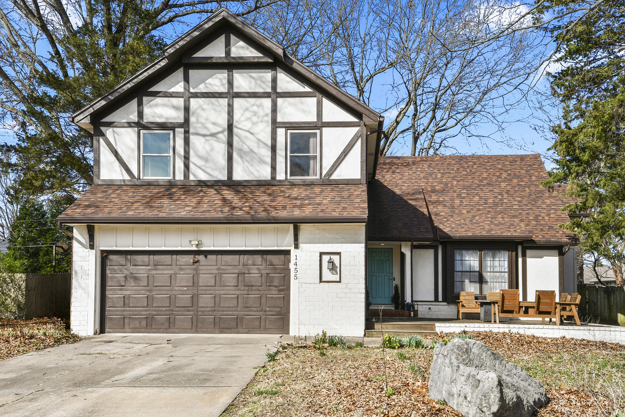 1455 S Oakmont Avenue, Springfield MO 65809