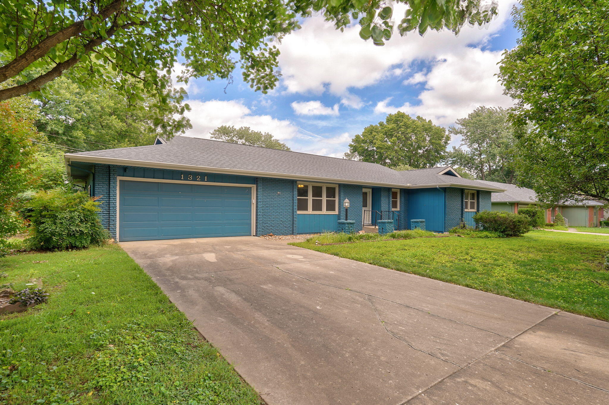 1321 E Walnut Lawn Street, Springfield MO 65804