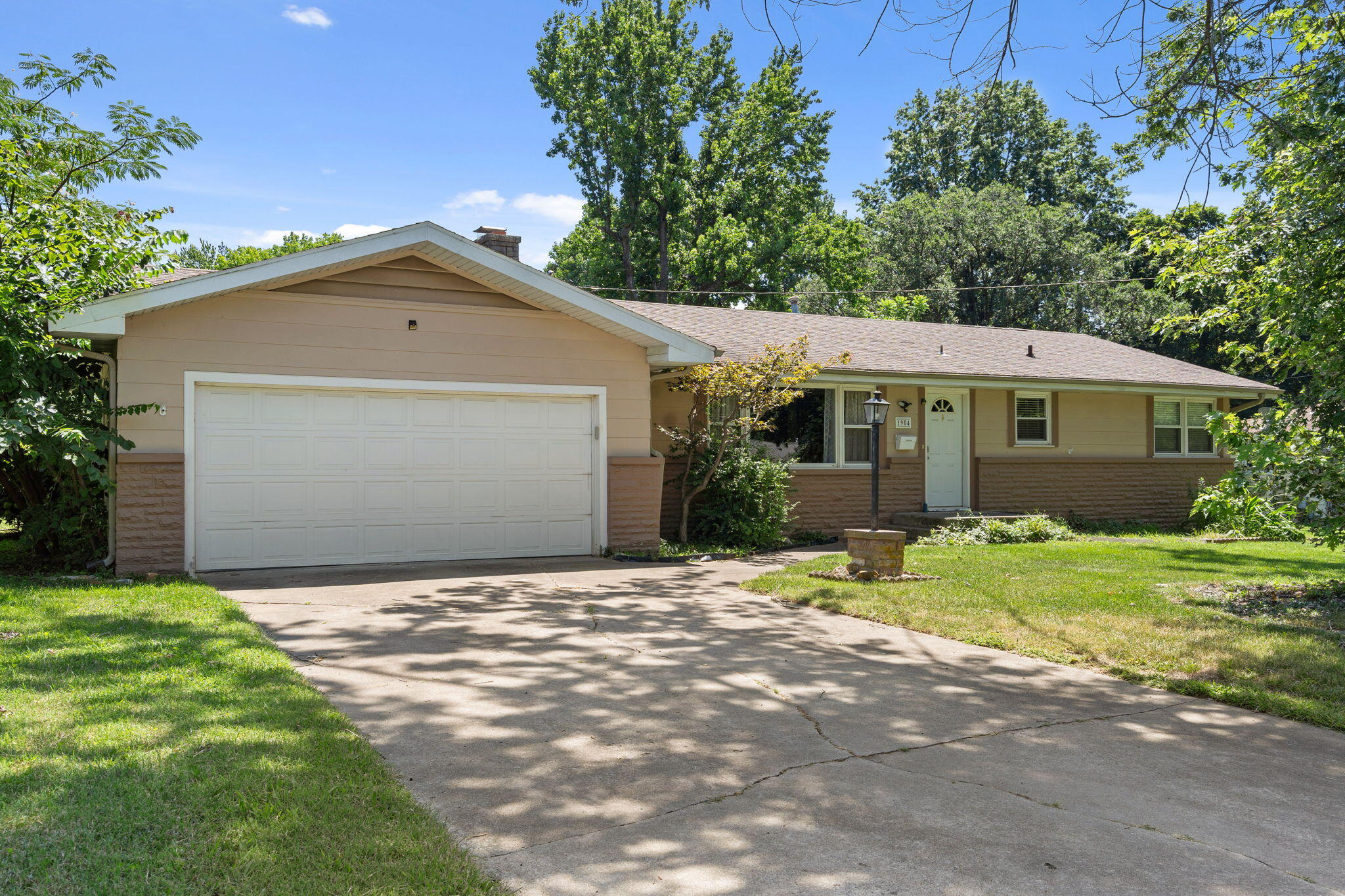 1904 S Valley Road Avenue, Springfield MO 65804