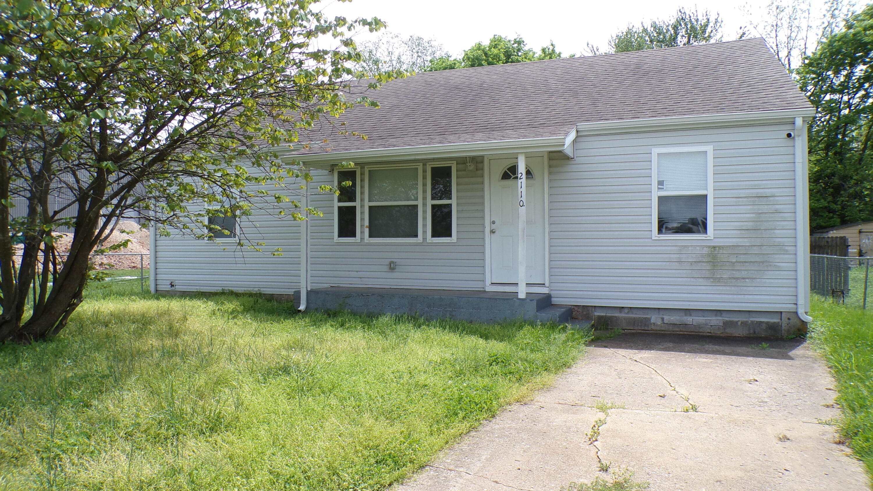 2110 W Phelps Street, Springfield MO 65802