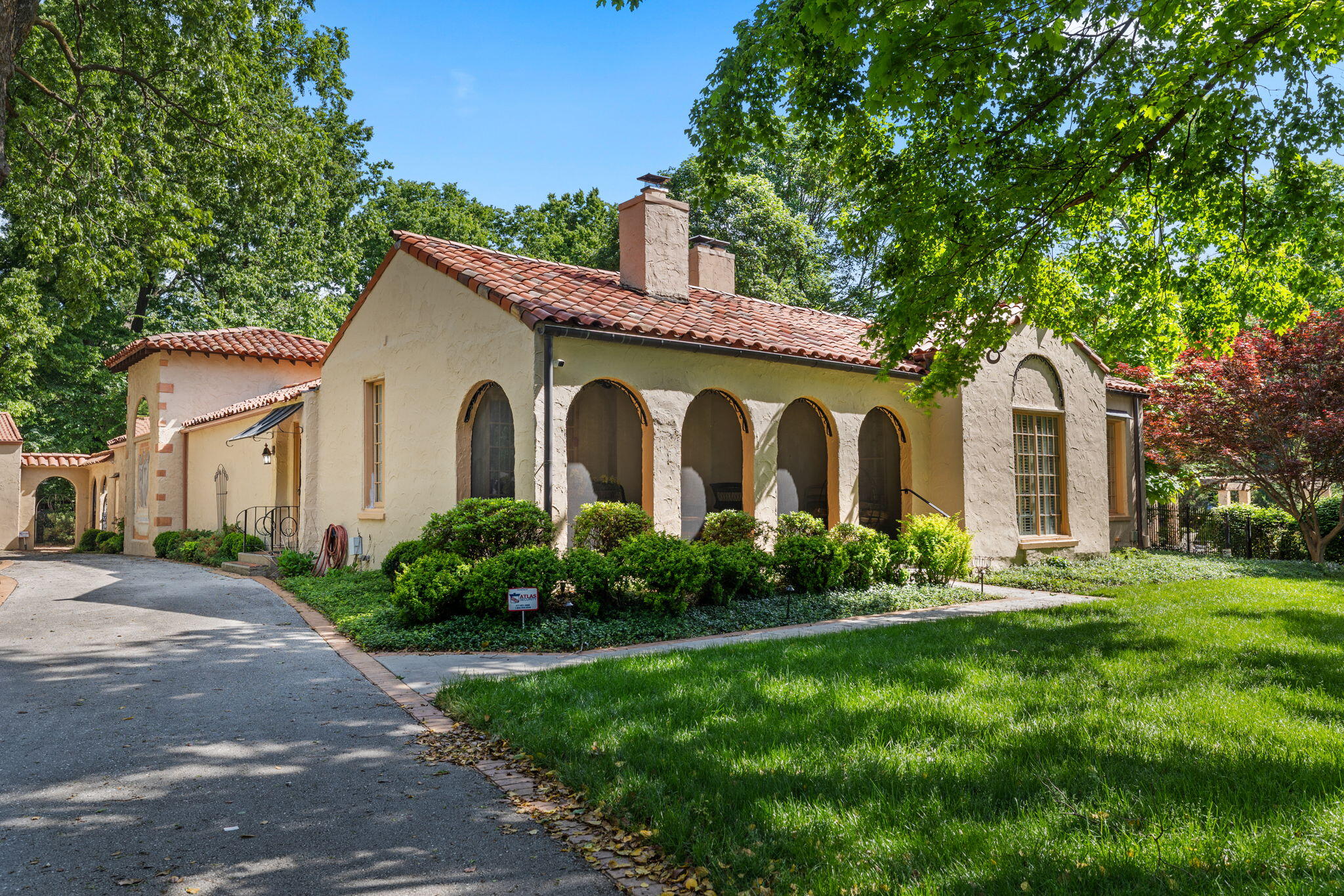 1655 E Walnut Street, Springfield MO 65802