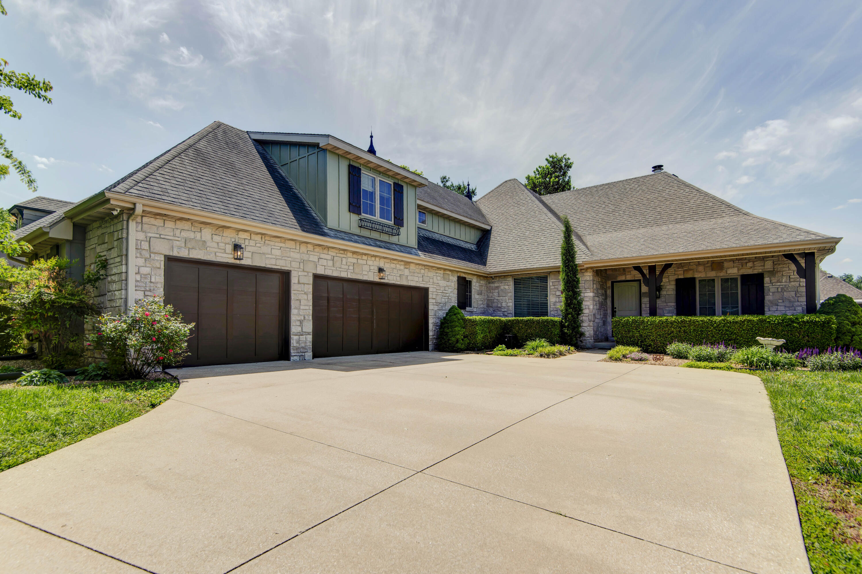 879 E Westchester Drive, Springfield MO 65810
