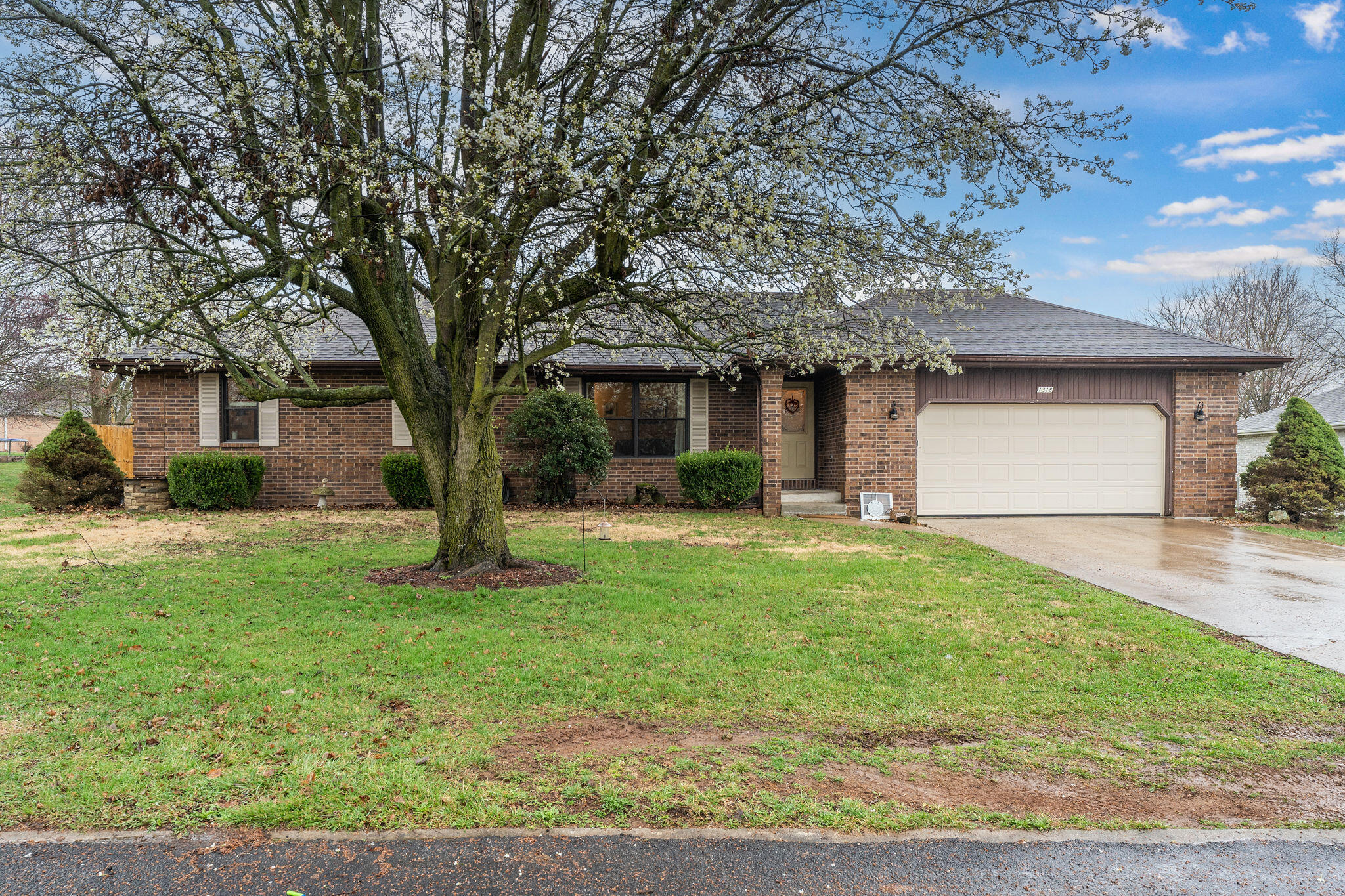 1318 W Meadowbrooke Drive, Ozark MO 65721