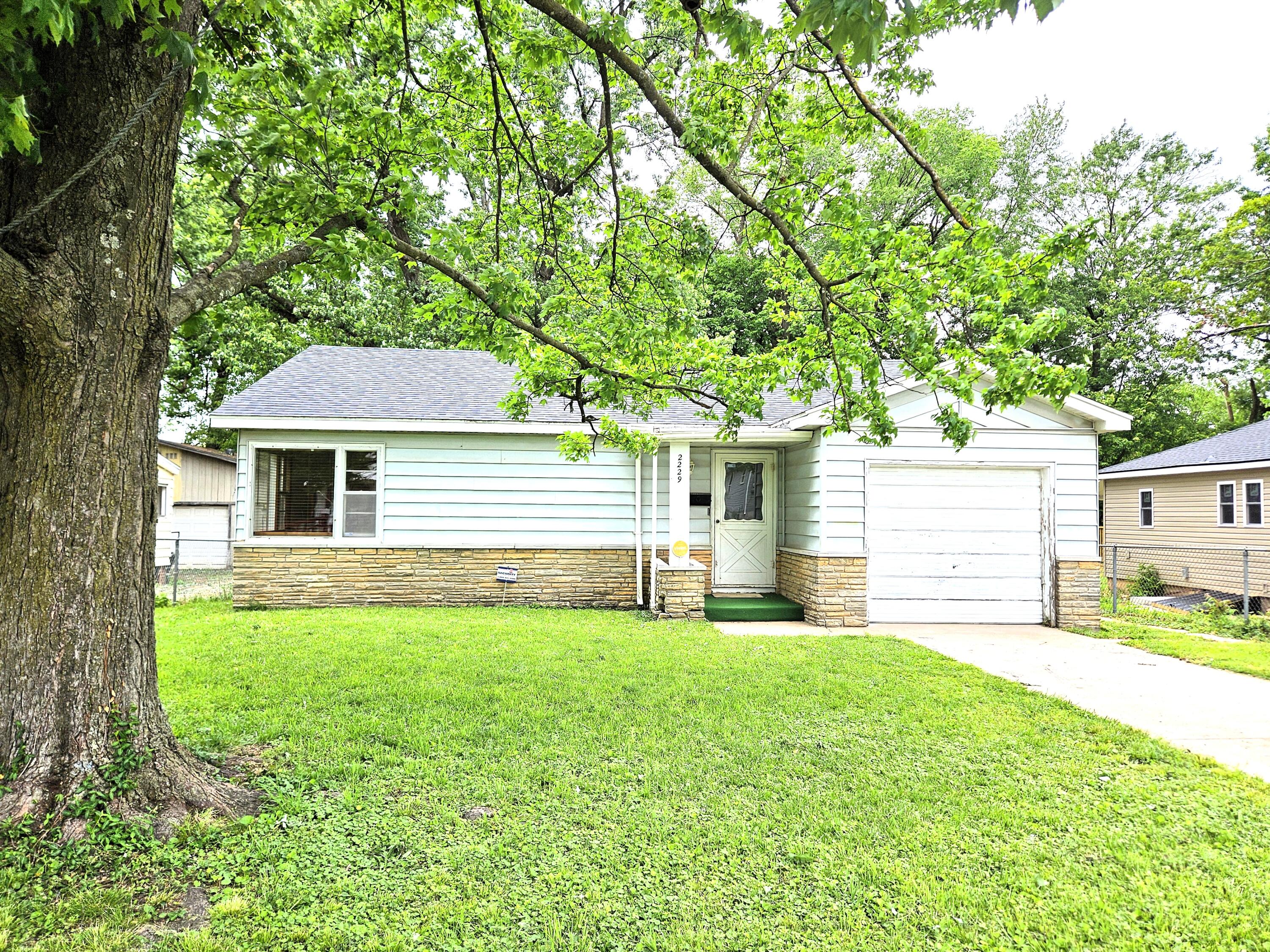 2229 N Kellett Avenue, Springfield MO 65803