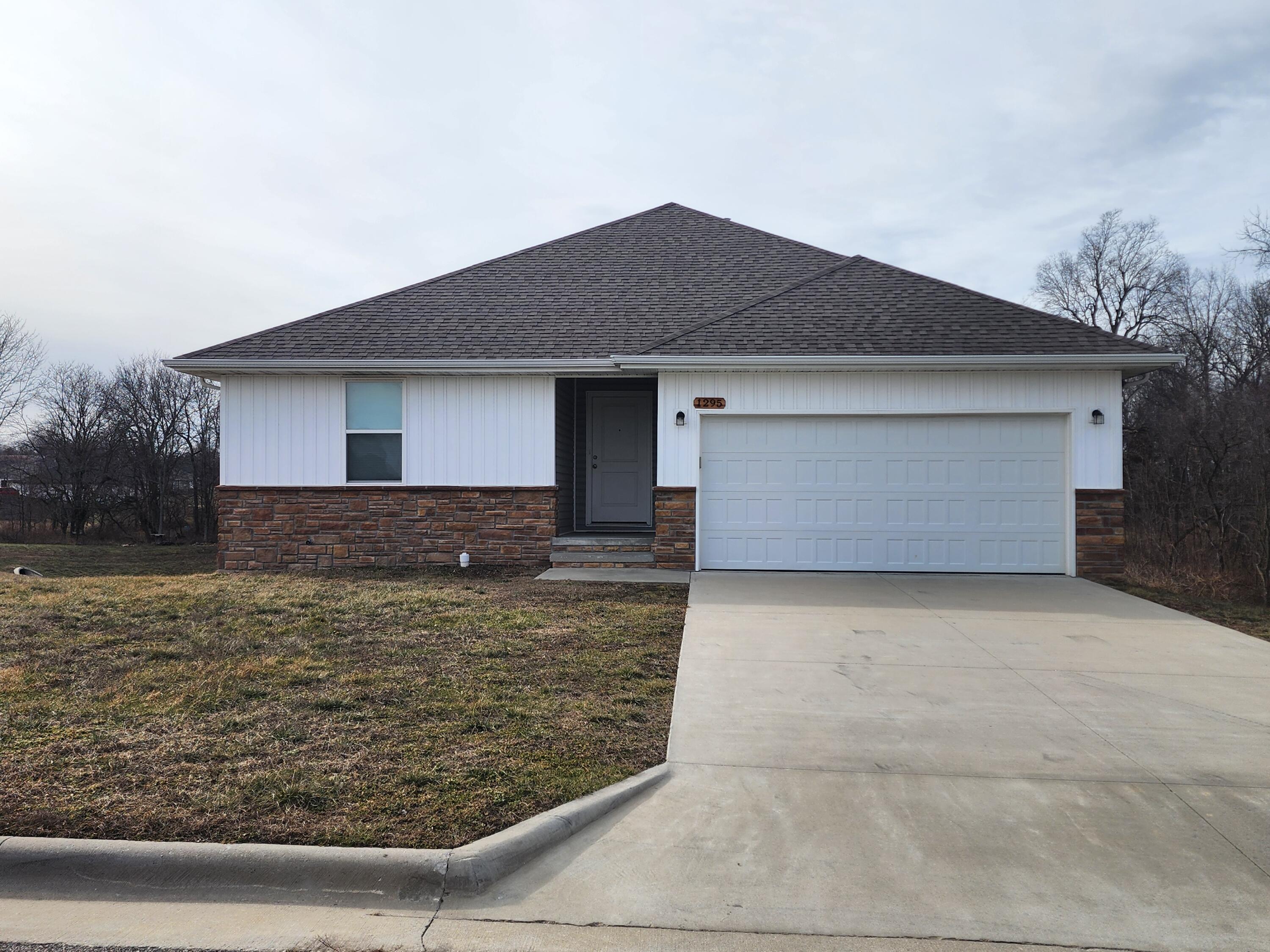 1295 S Whitaker Avenue, Republic MO 65738