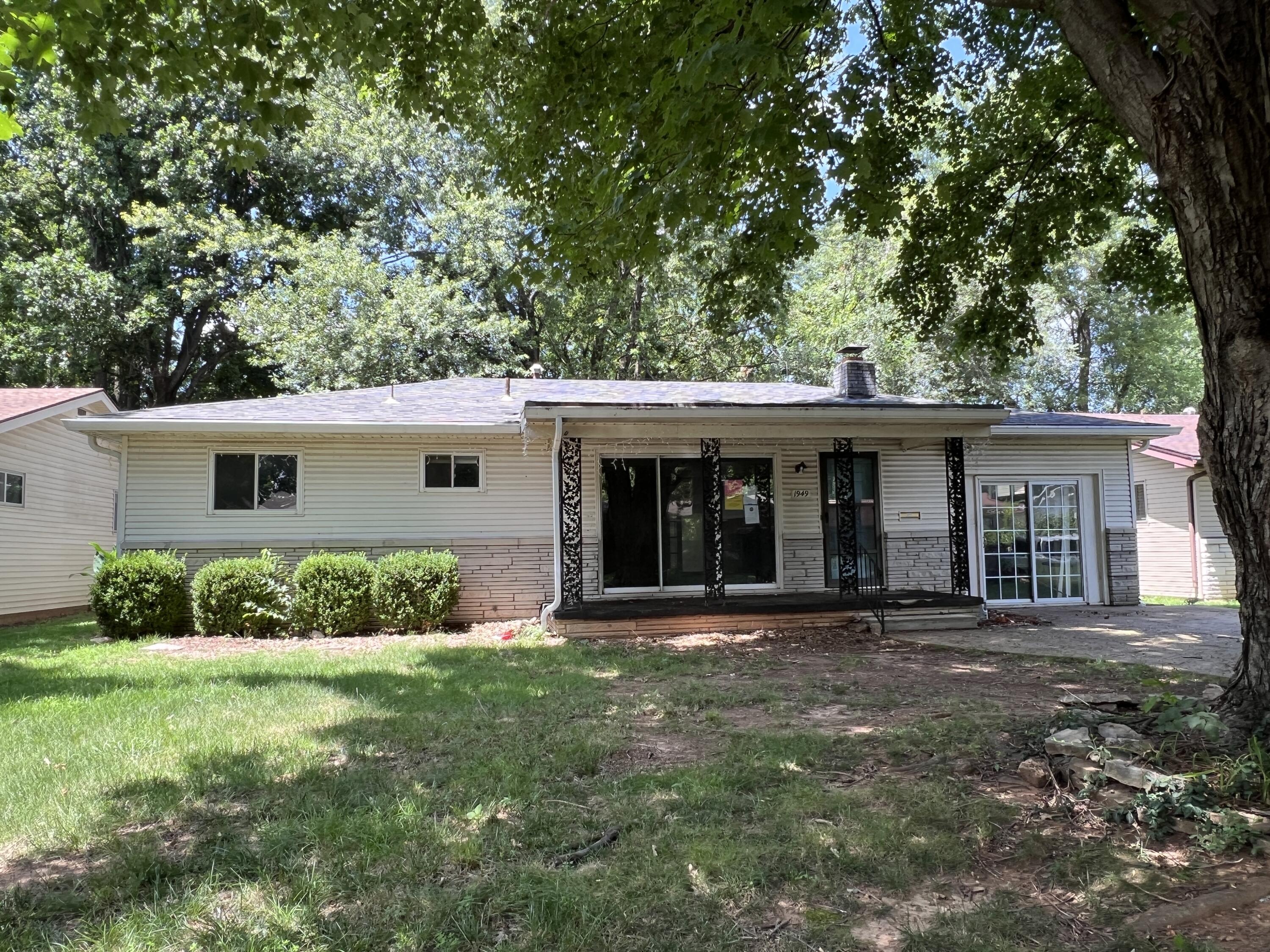 1949 S Broadway Avenue, Springfield MO 65807