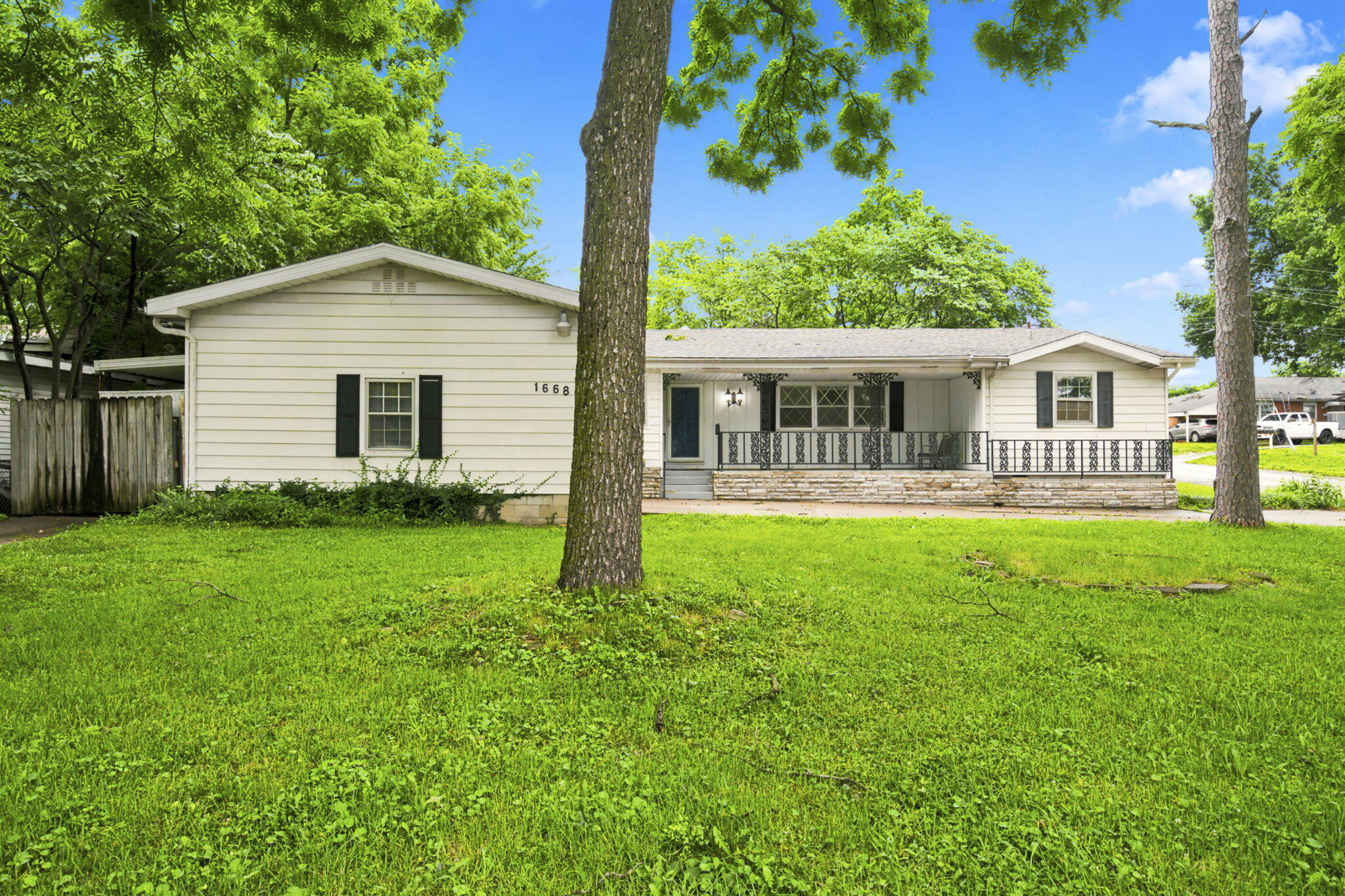 1668 S Sieger Drive, Springfield MO 65804