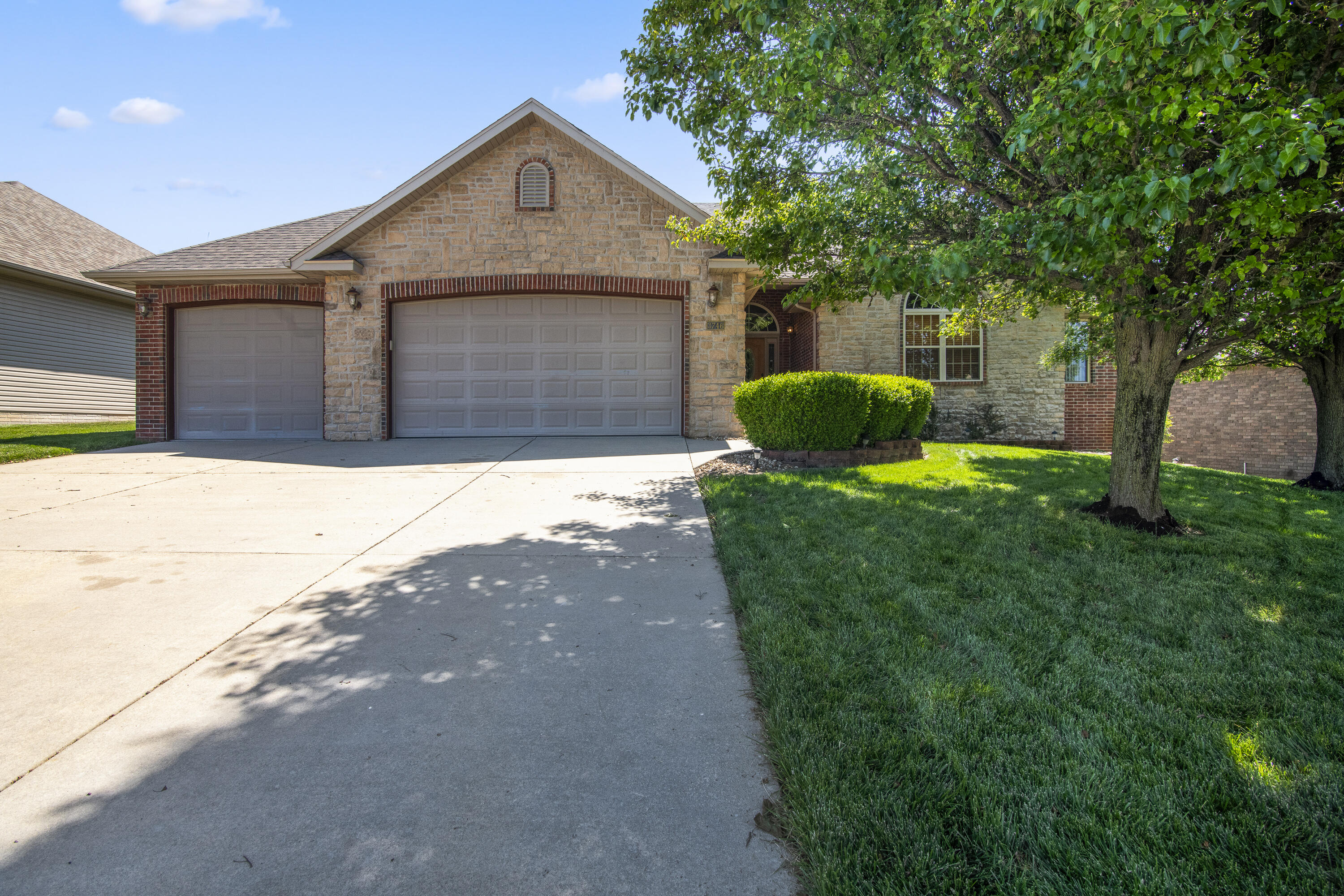 3746 N Croswell Avenue, Springfield MO 65803
