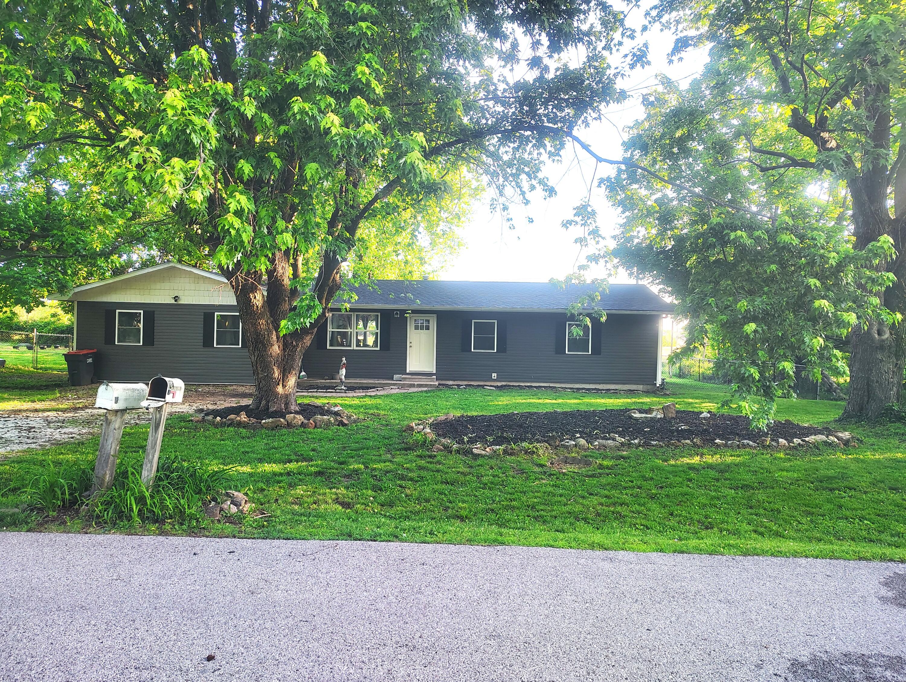 125 E Chrysler Avenue, Clever MO 65631