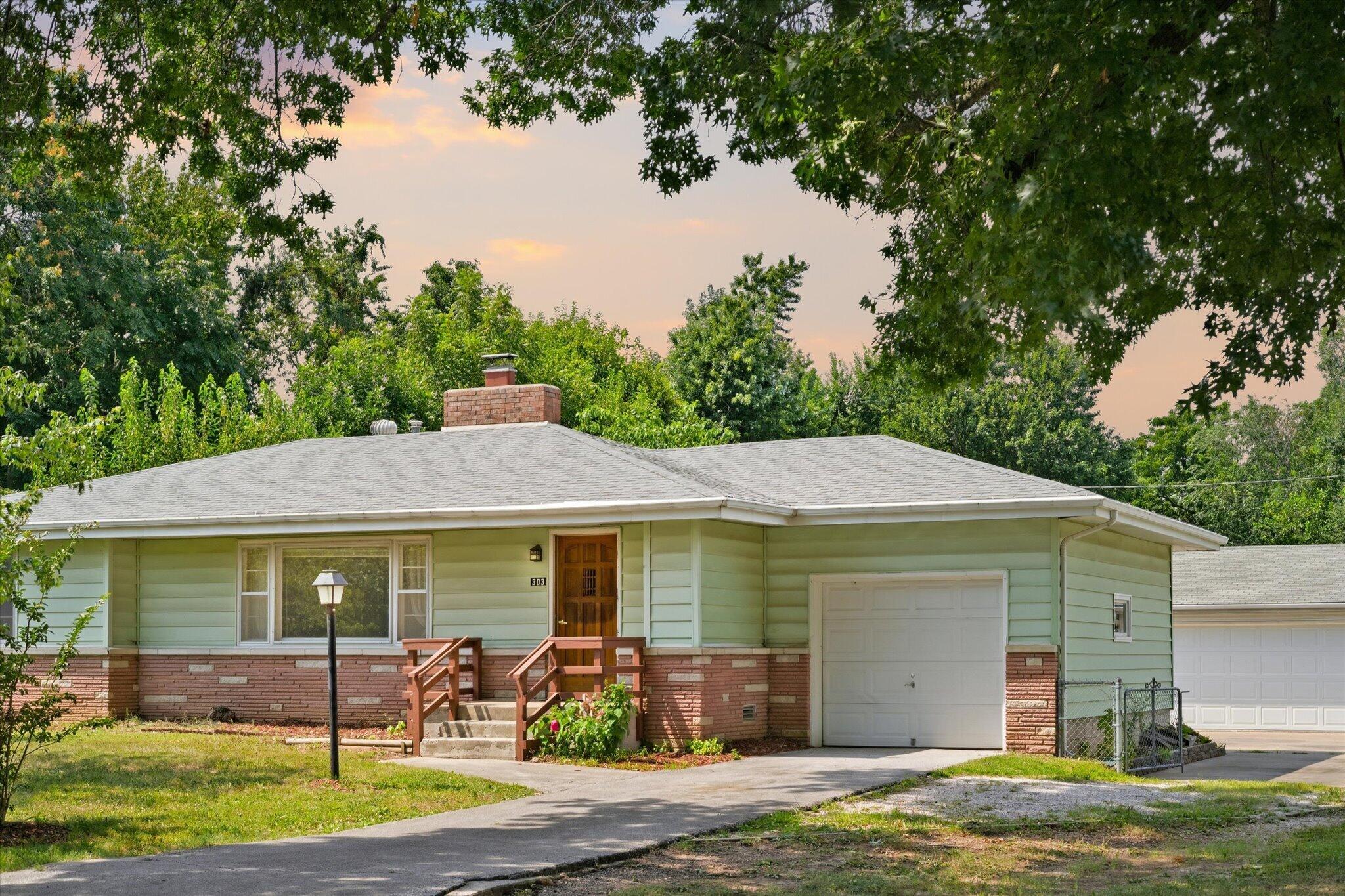 303 N Market Street, Nixa MO 65714