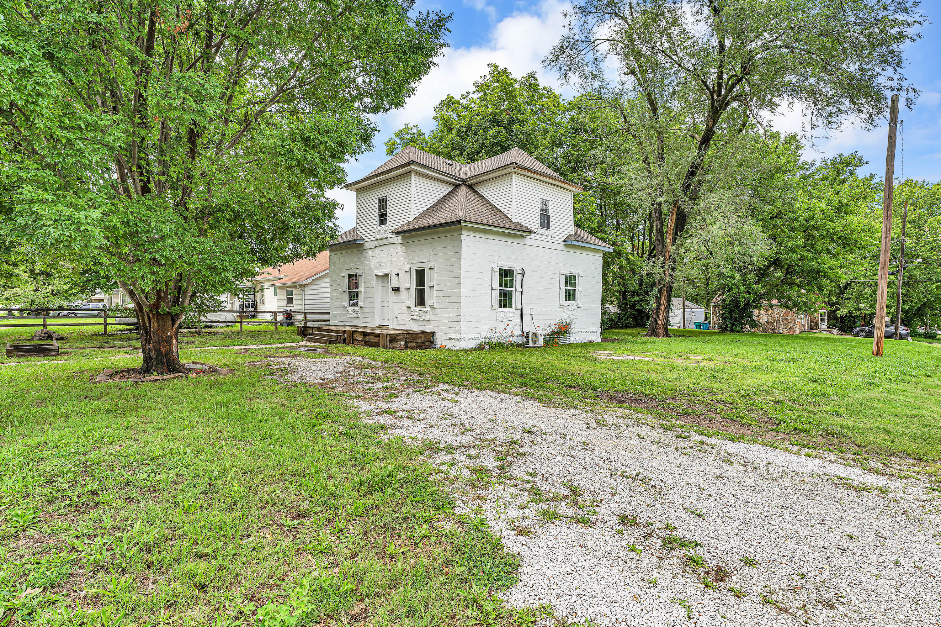 1201 W Chase Street, Springfield MO 65803