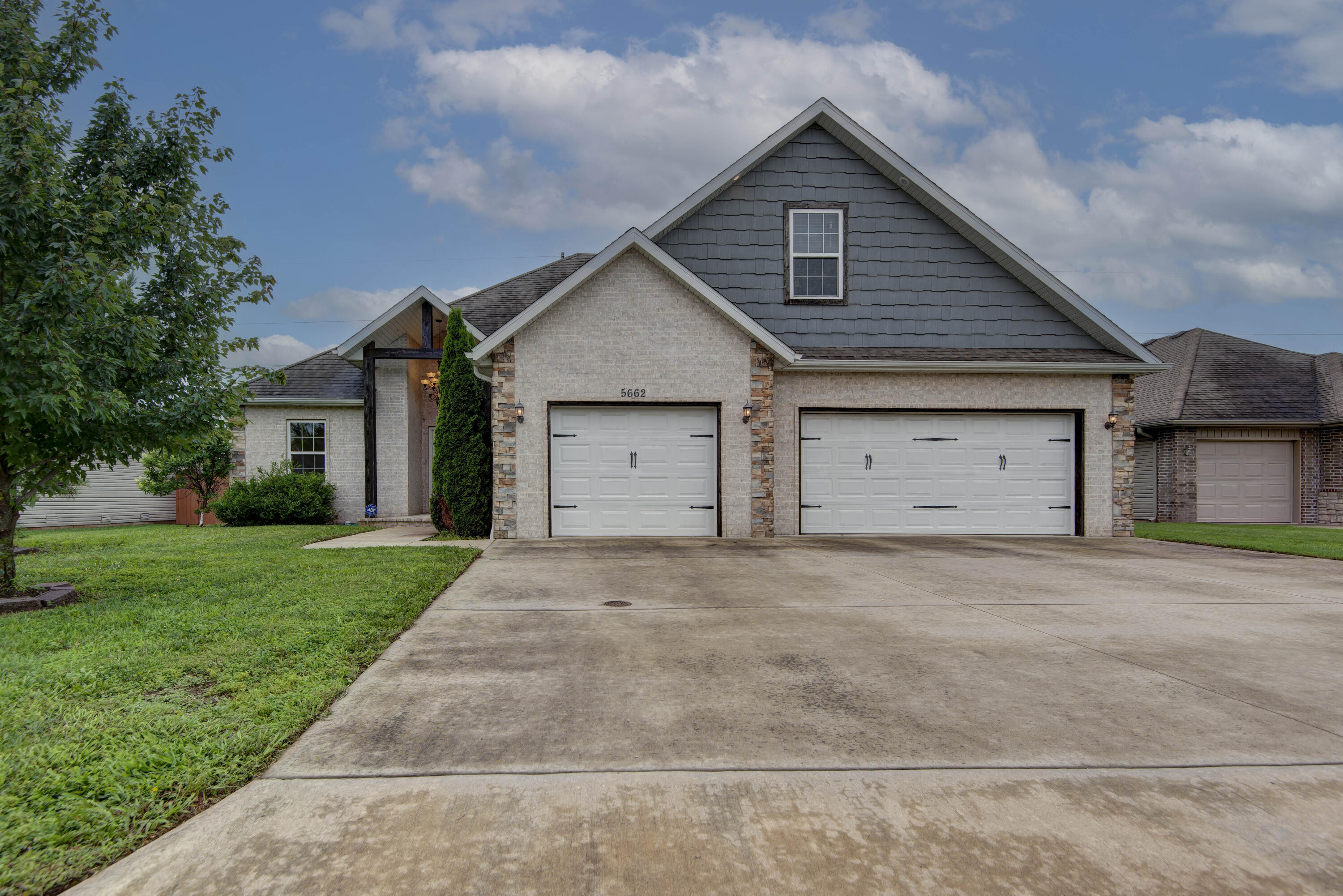 5662 E Gatehouse Drive, Strafford MO 65757