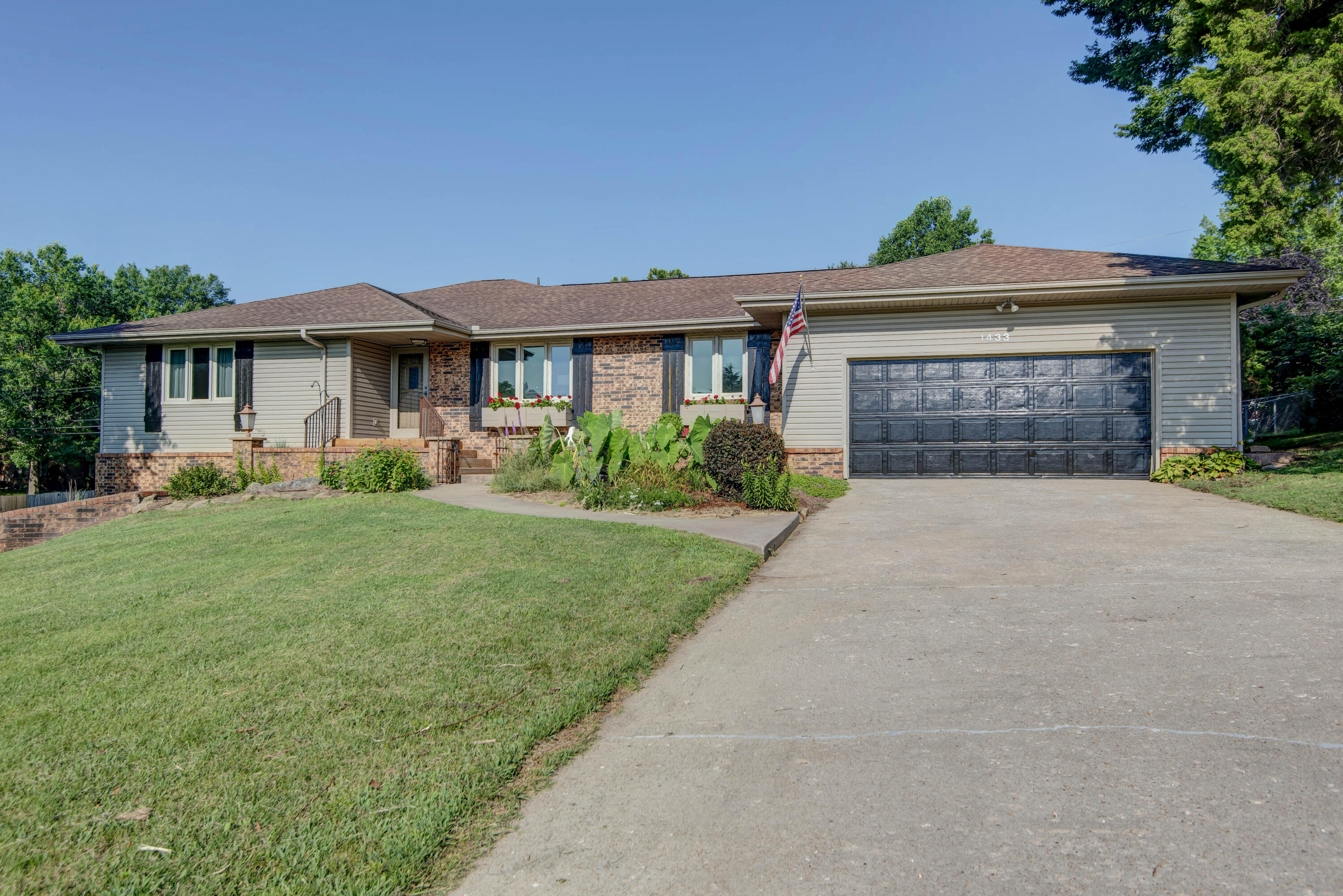 1433 S Charing Road, Springfield MO 65809