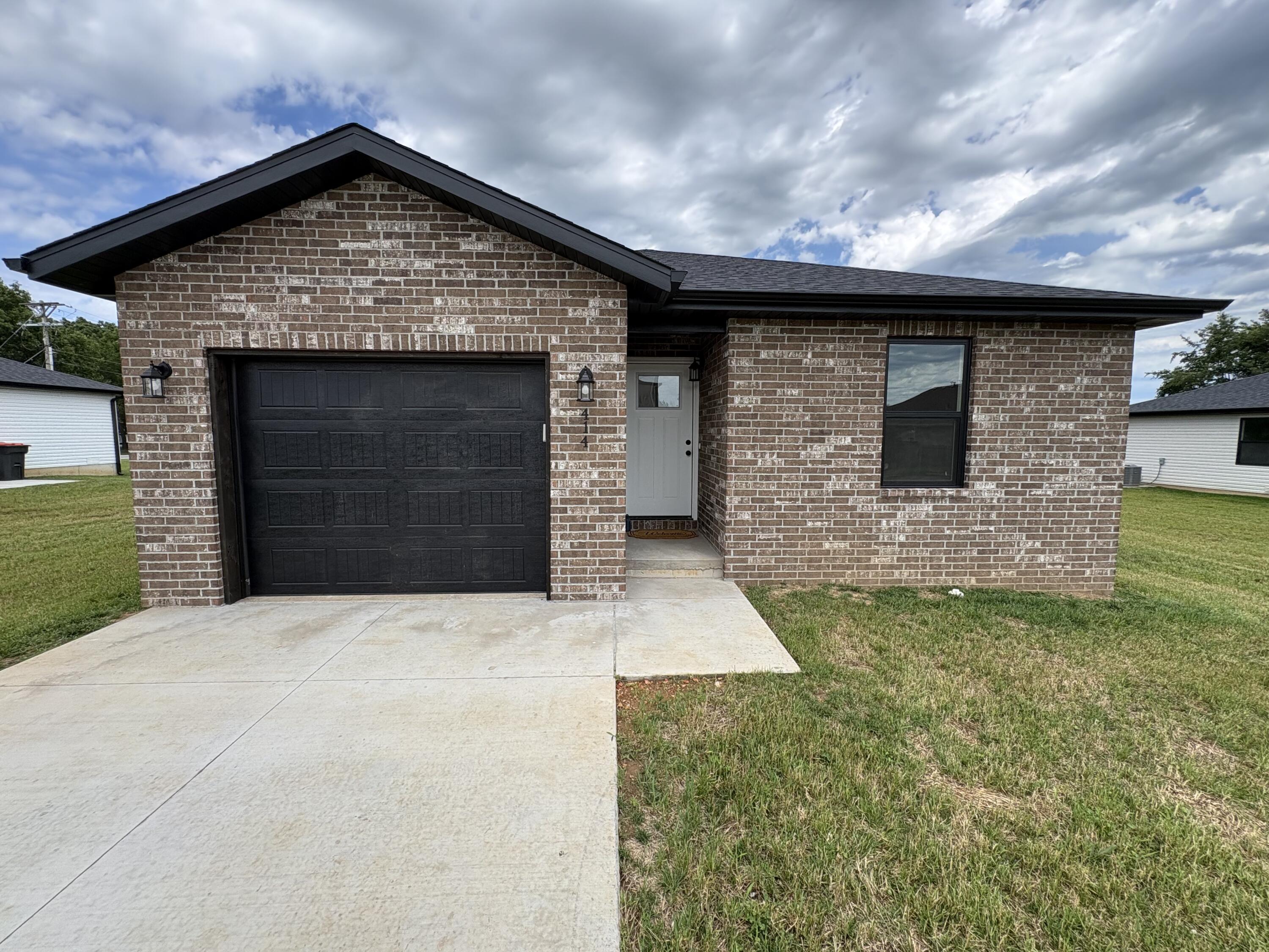 414 N Cherokee Trail, Clever MO 65631