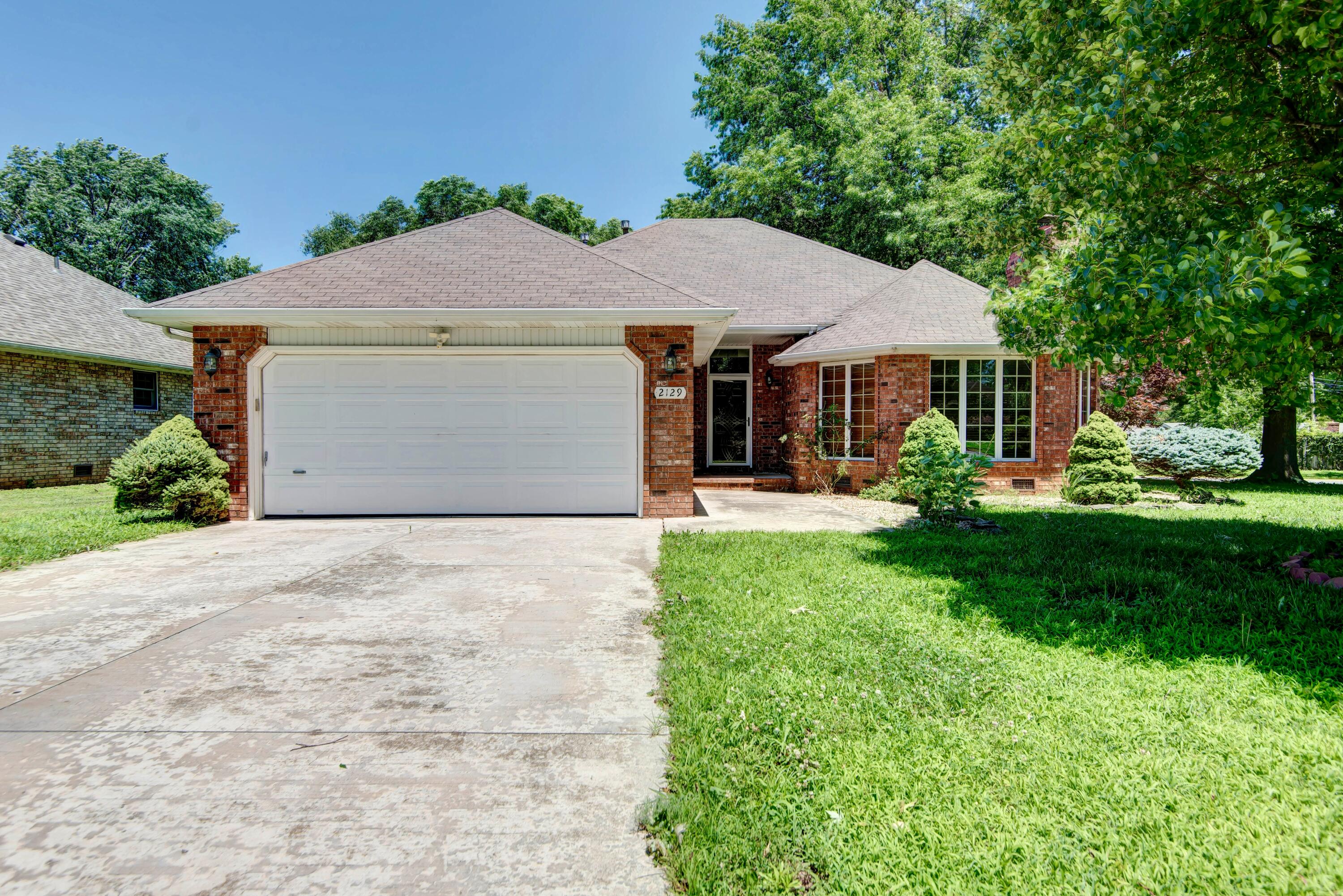 2129 E Cherryvale Street, Springfield MO 65804
