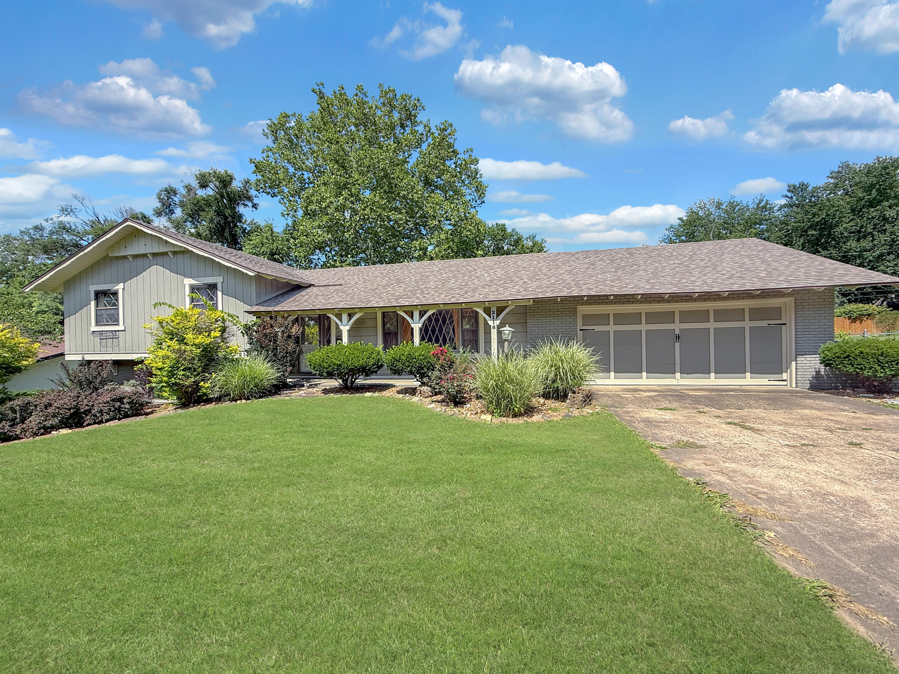 2118 S Catalina Avenue, Springfield MO 65804