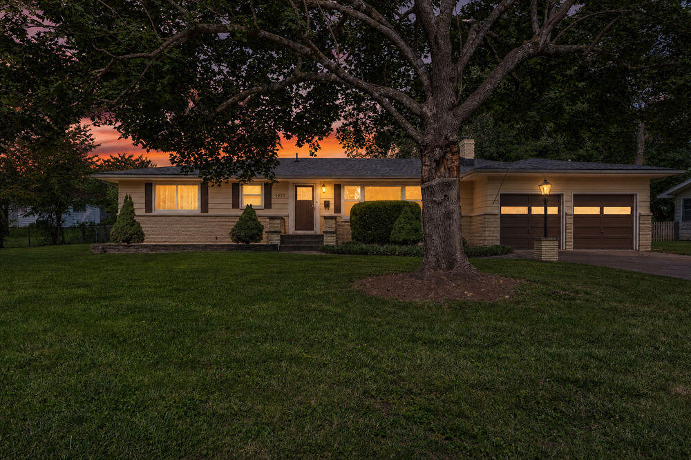 1955 S Valleyroad Avenue, Springfield MO 65804