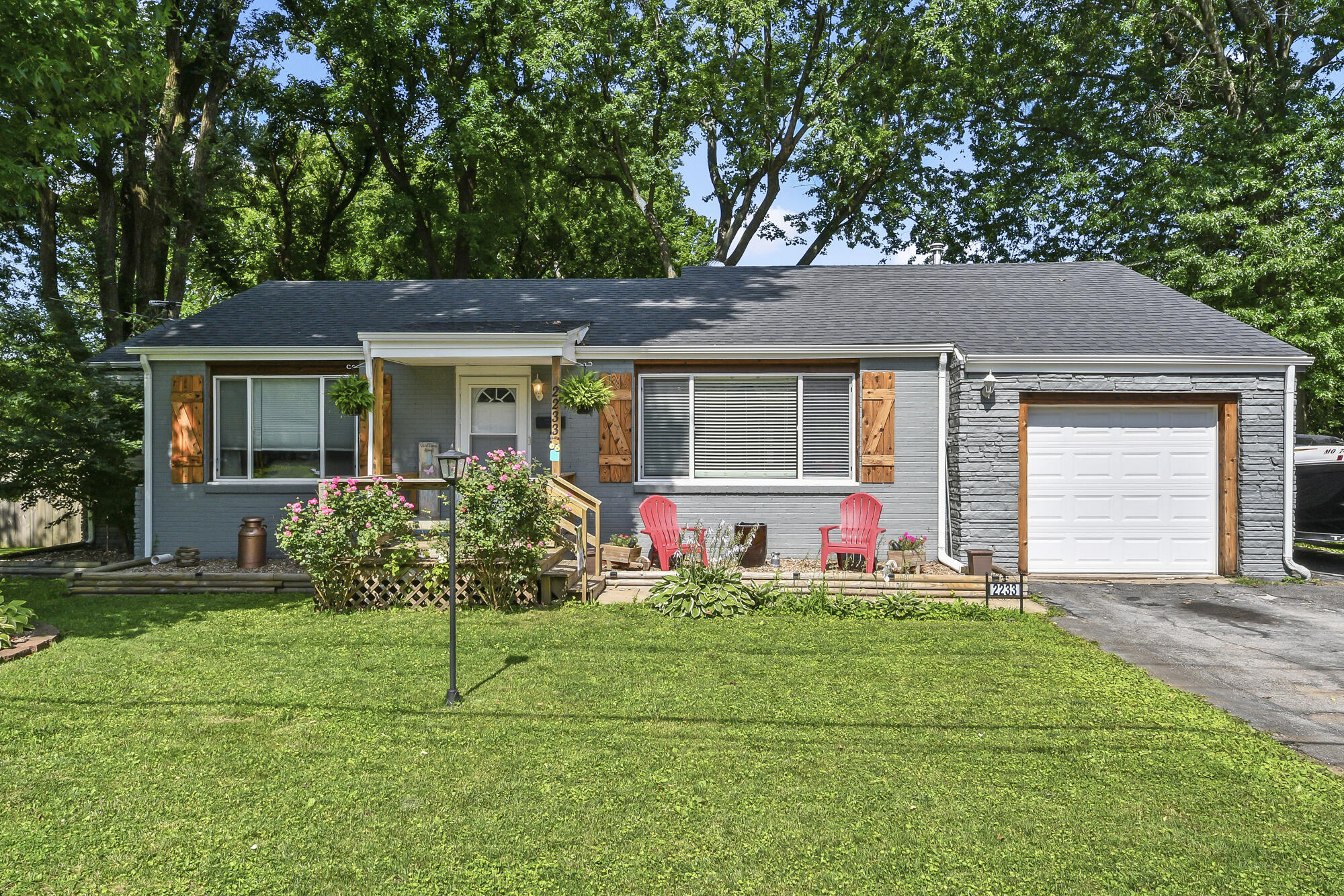 2233 S Roanoke Avenue, Springfield MO 65807