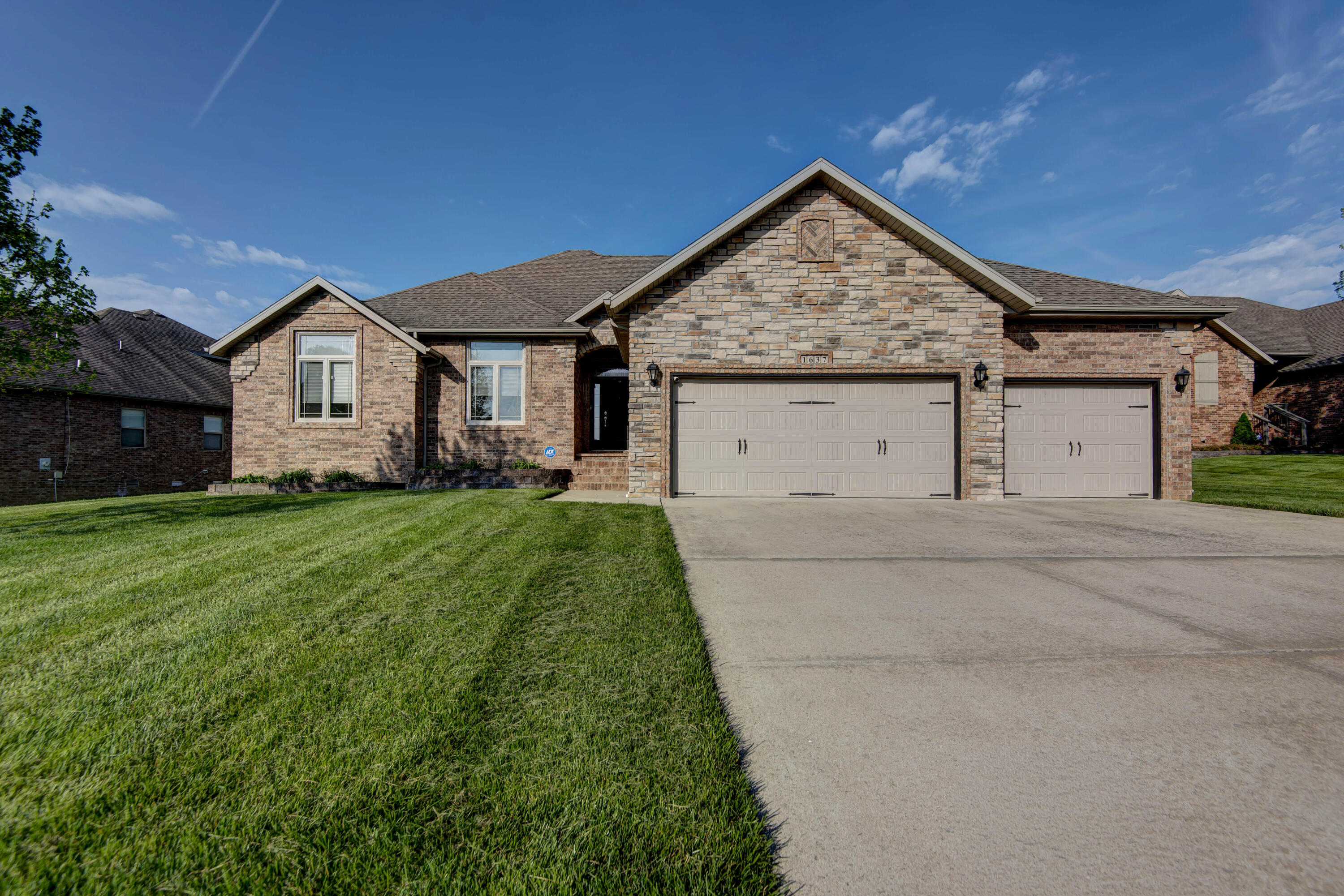 1637 N Waterstone Avenue, Springfield MO 65802