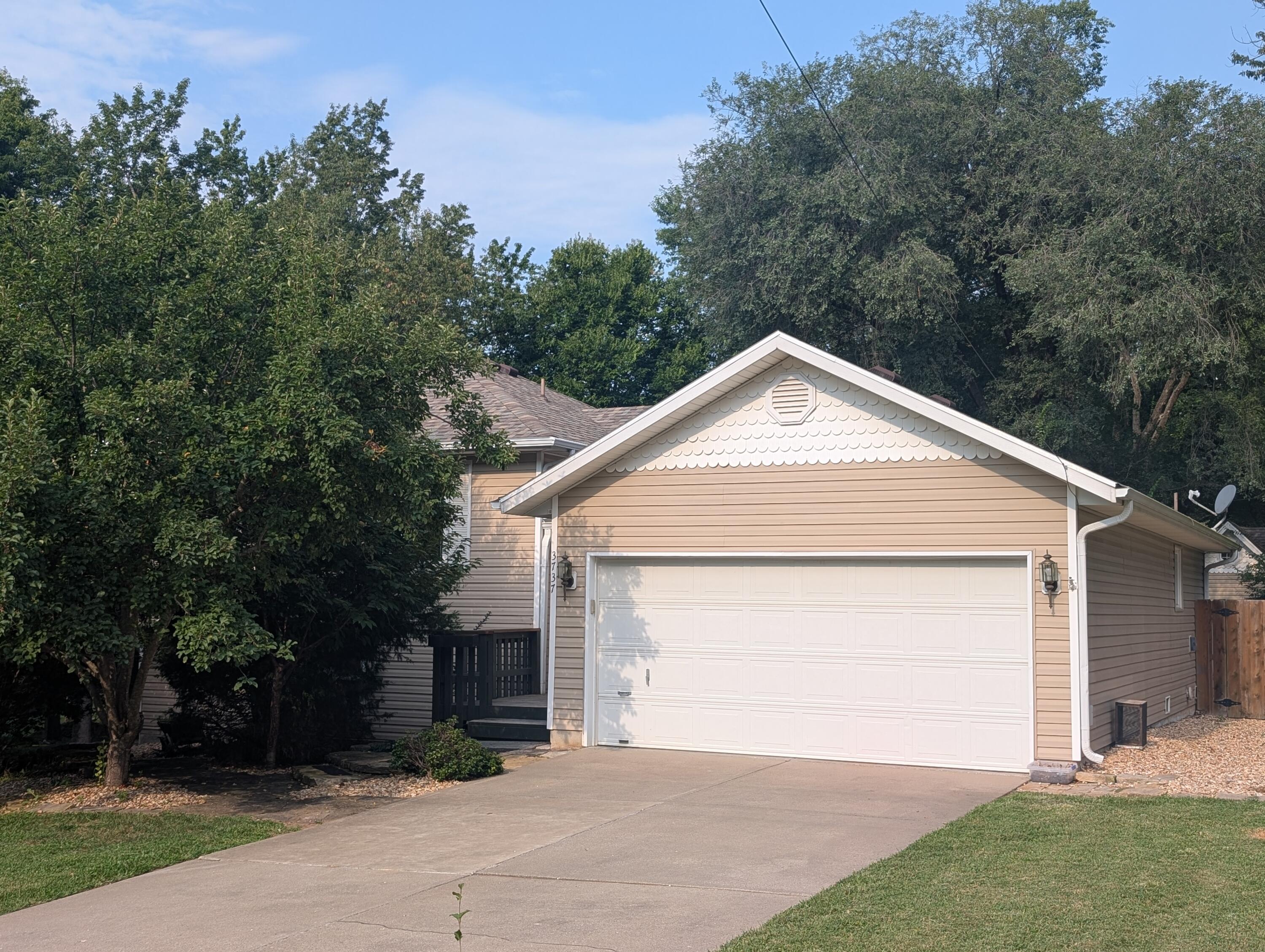 3737 S Oak Avenue, Springfield MO 65804