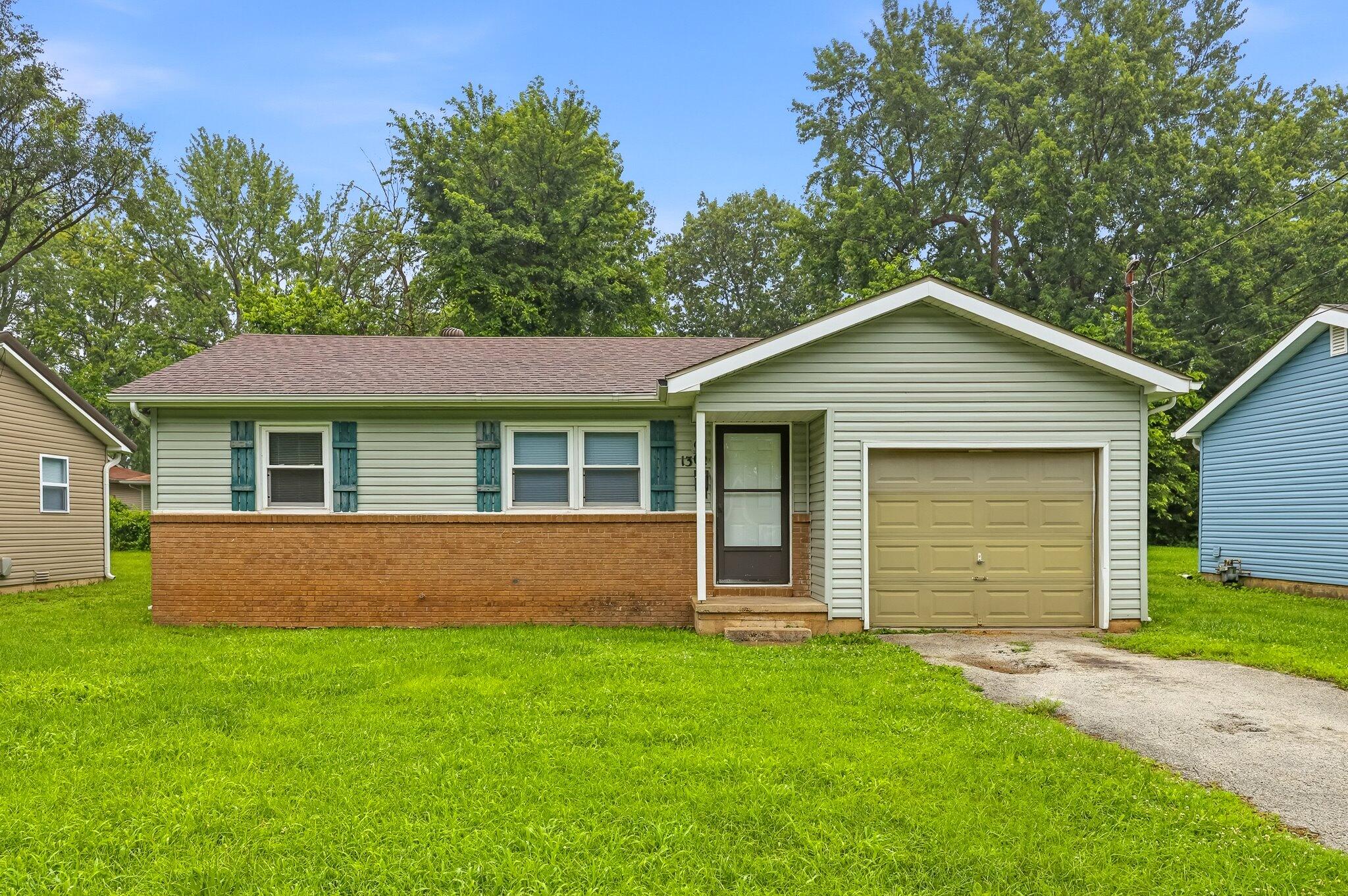 1302 S Estate Avenue, Springfield MO 65804
