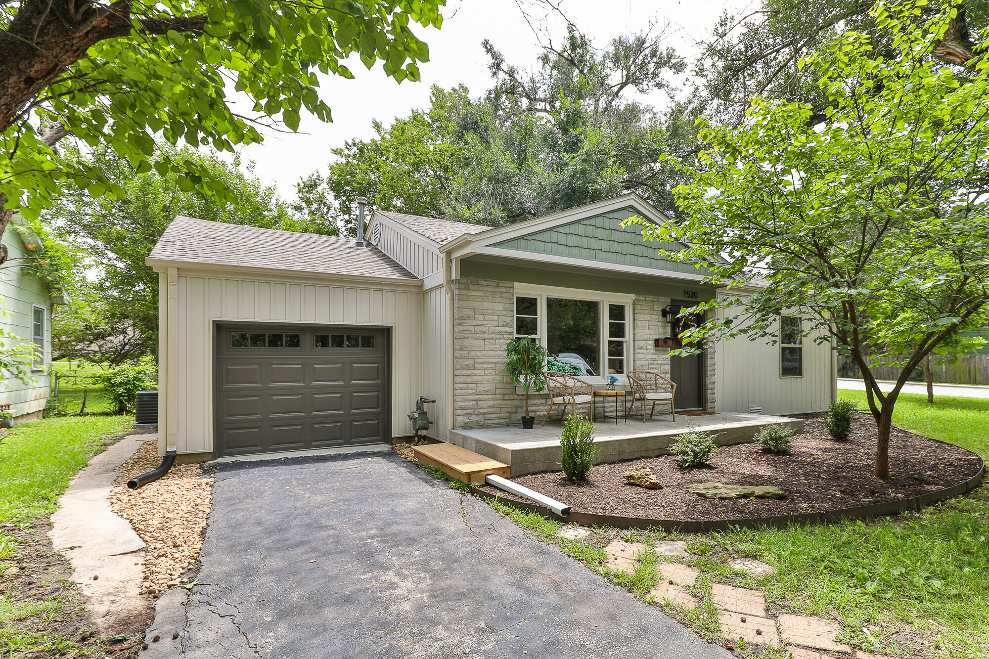 1520 S Pickwick Avenue, Springfield MO 65804