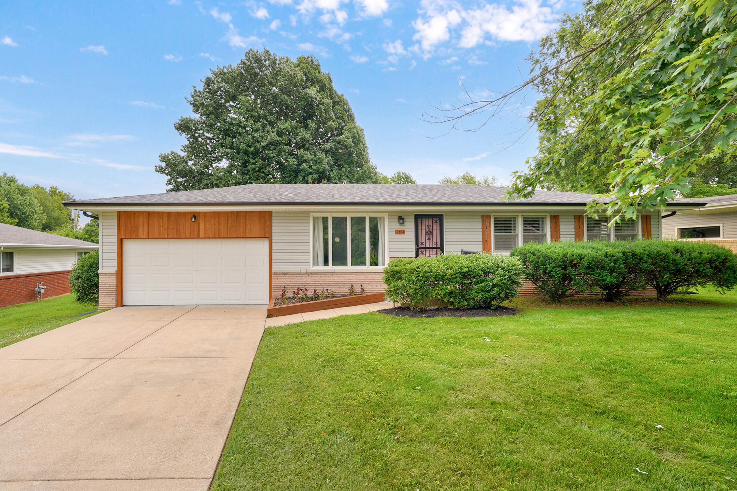 2724 S Wallis Smith Boulevard, Springfield MO 65804