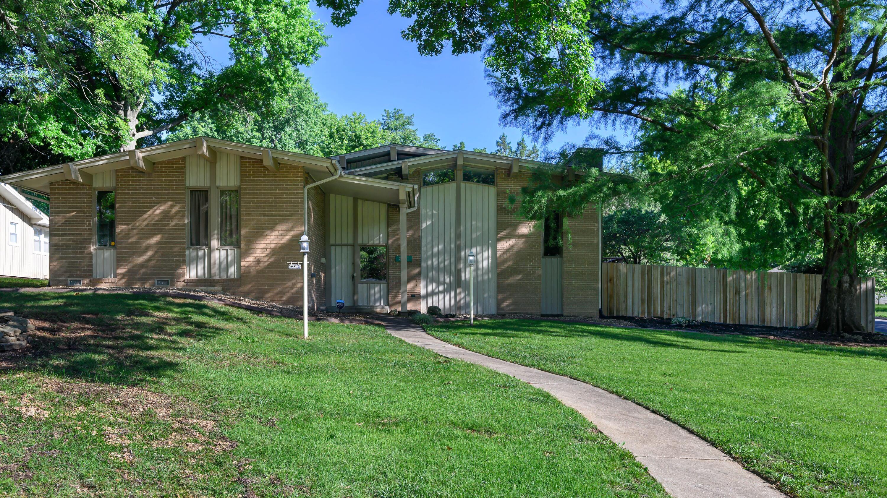 2291 E Mirabeau Street, Springfield MO 65804